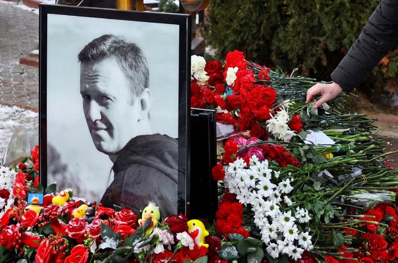 Una persona deposita flores en la tumba del líder opositor ruso Alexei Navalny (REUTERS/Evgenia Novozhenina/Archivo)