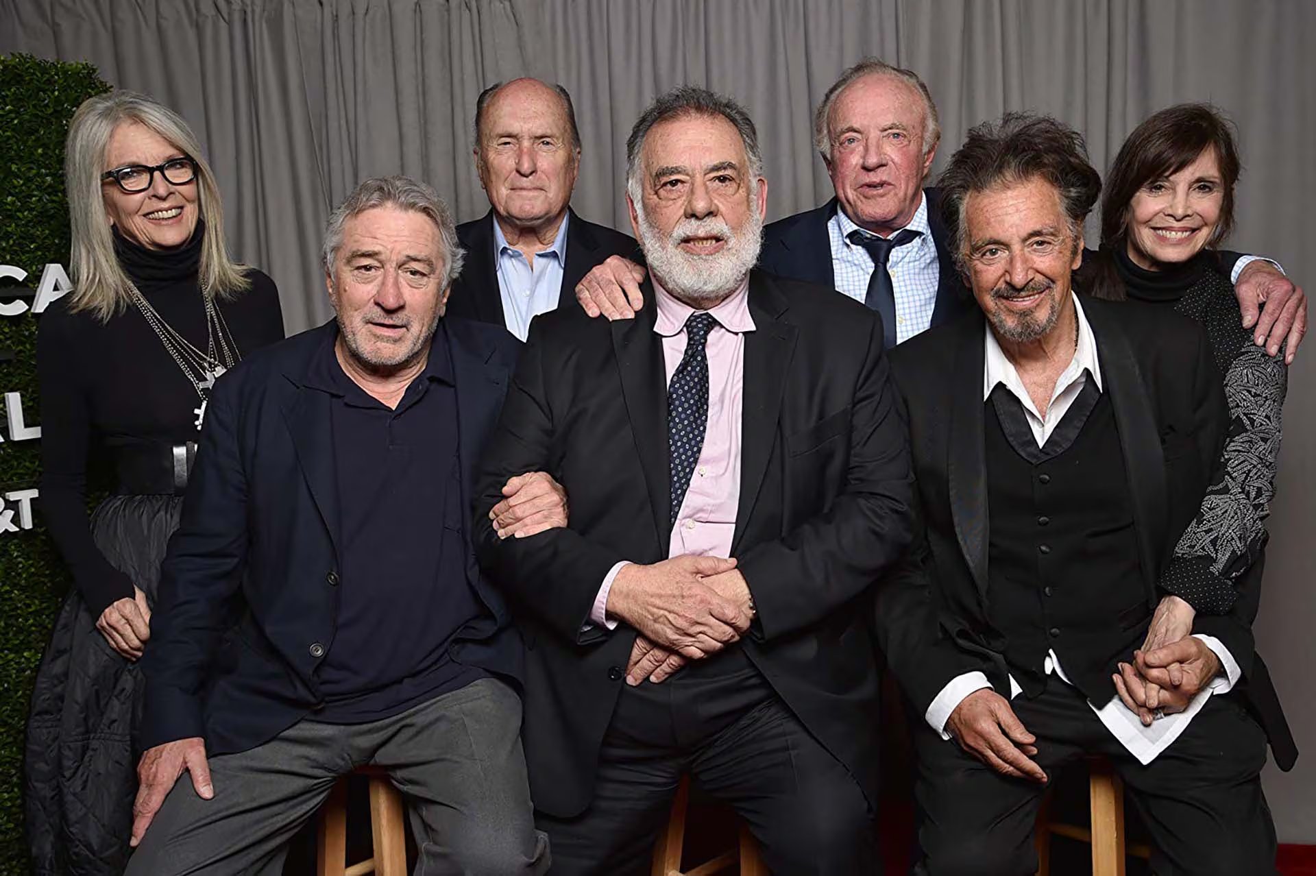 Foto de familia de 'El Padrino. Parte II': Diane Keaton, Rober de Niro, Robert Duvall, Francis Ford Coppola, James Caan, Al Pacino y Talia Shire