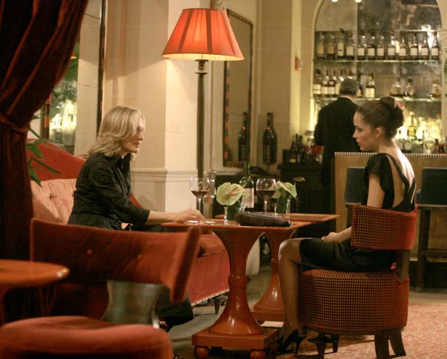 Byrne detalló que su experiencia trabajando con Glenn Close contribuyó notablemente a su desarrollo profesional (Craig Blankenhorne/FX)