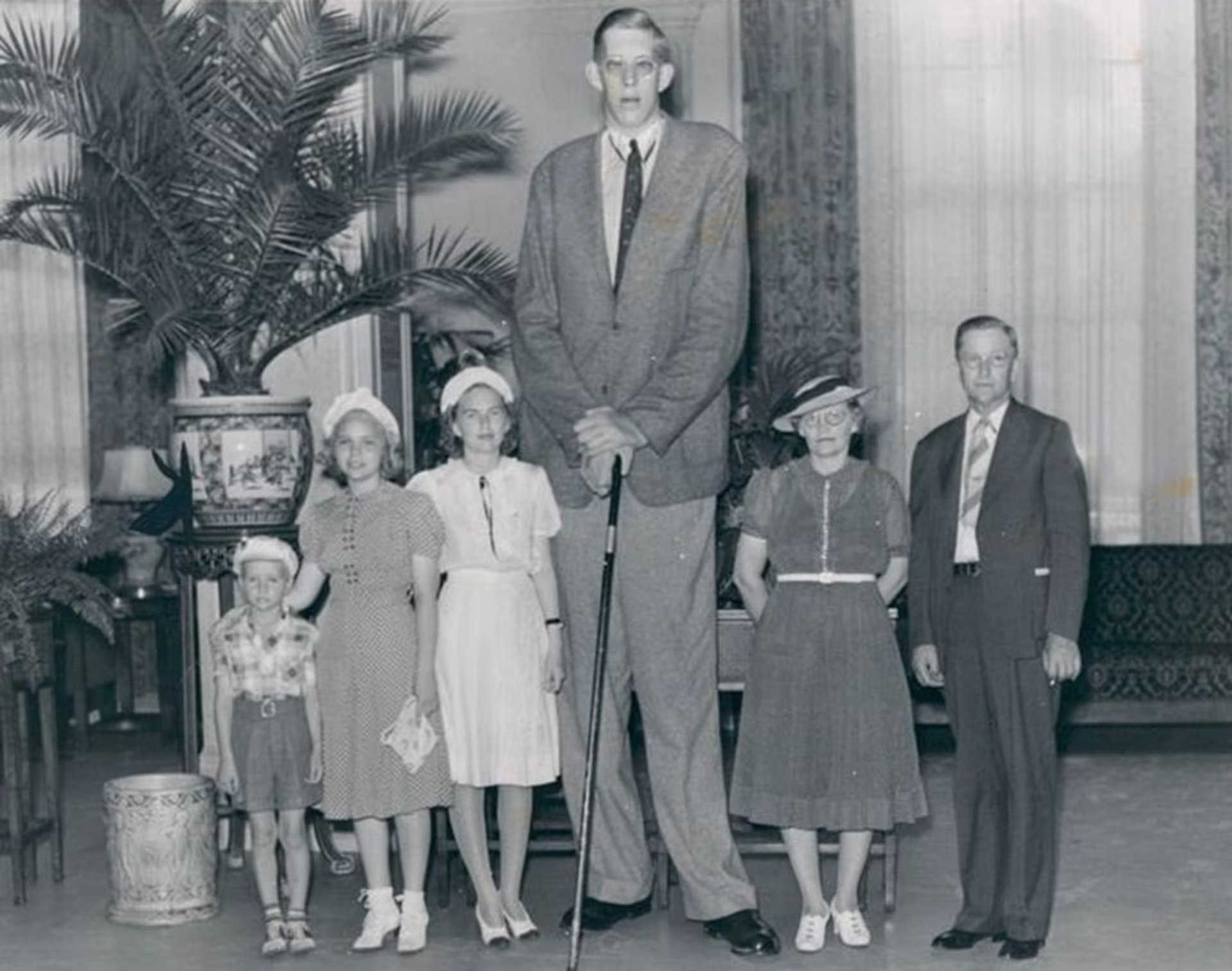 Imagen de Robert Wadlow, cuya estatura extraordinaria marcó un récord mundial
