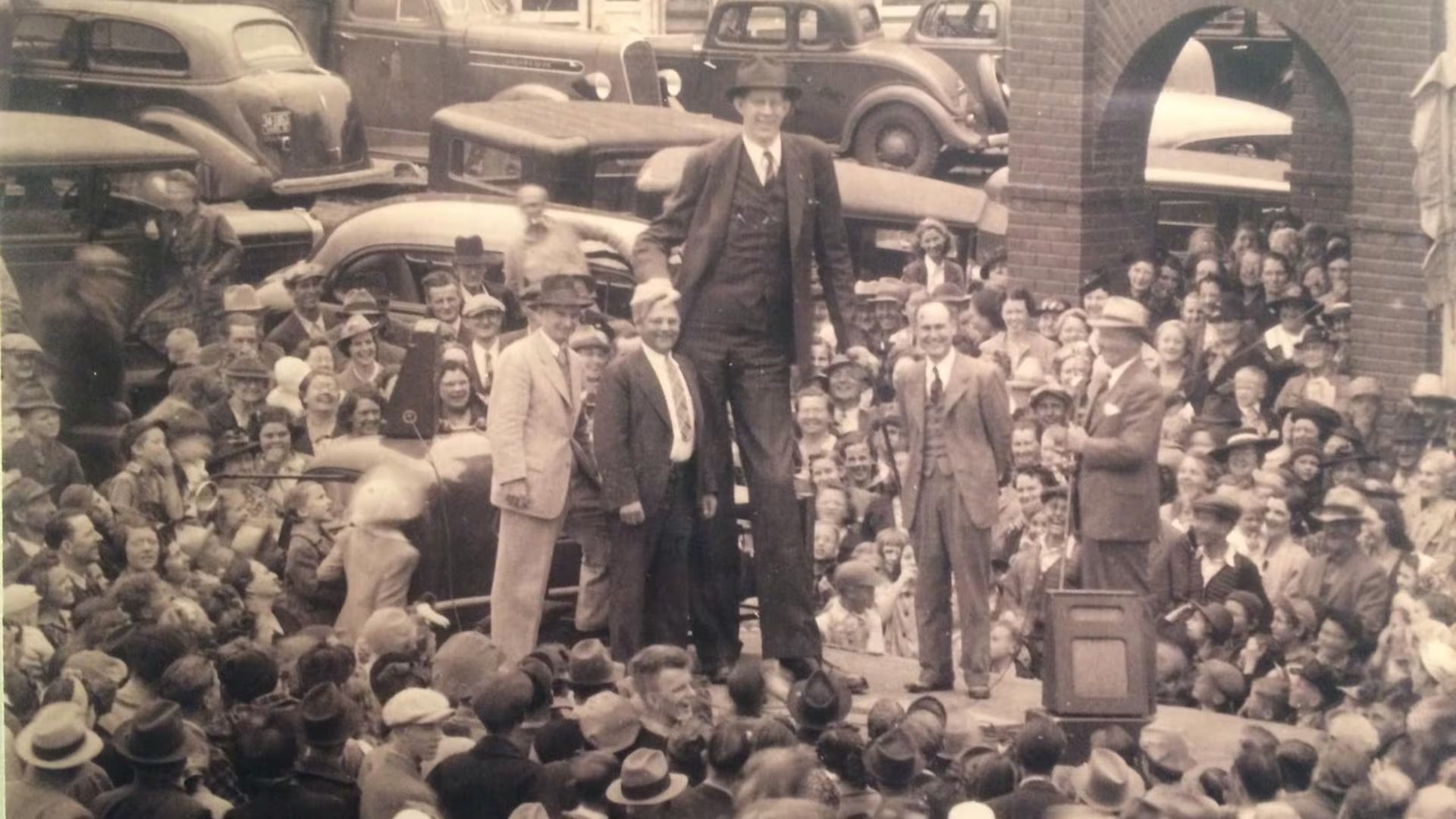 Robert Wadlow en medio del público, que siempre quería verlo de cerca
