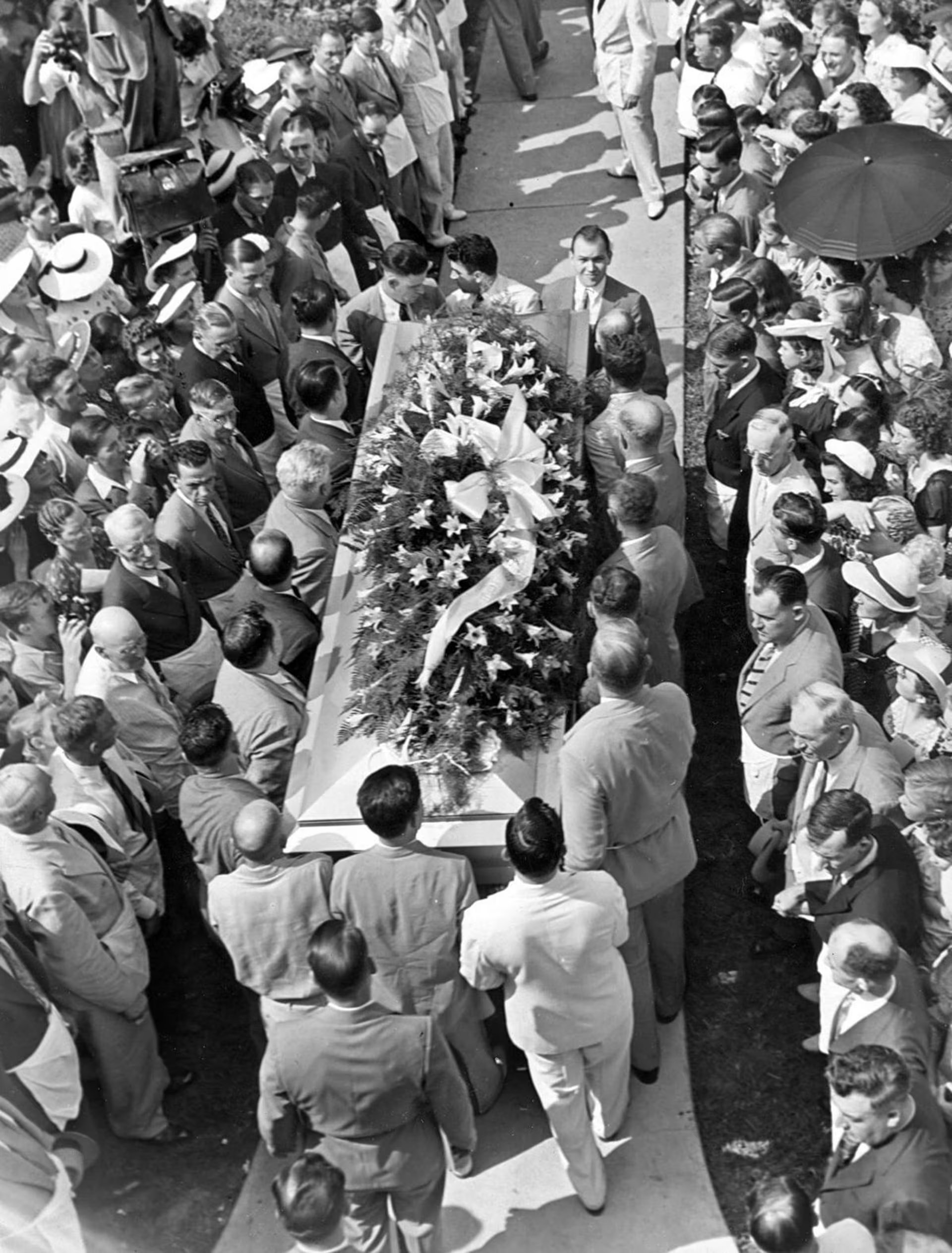 Una multitud asistió a su funeral, atraída por la magnitud del ataúd de más de tres metros y la cantidad de personas necesarias para trasladarlo

