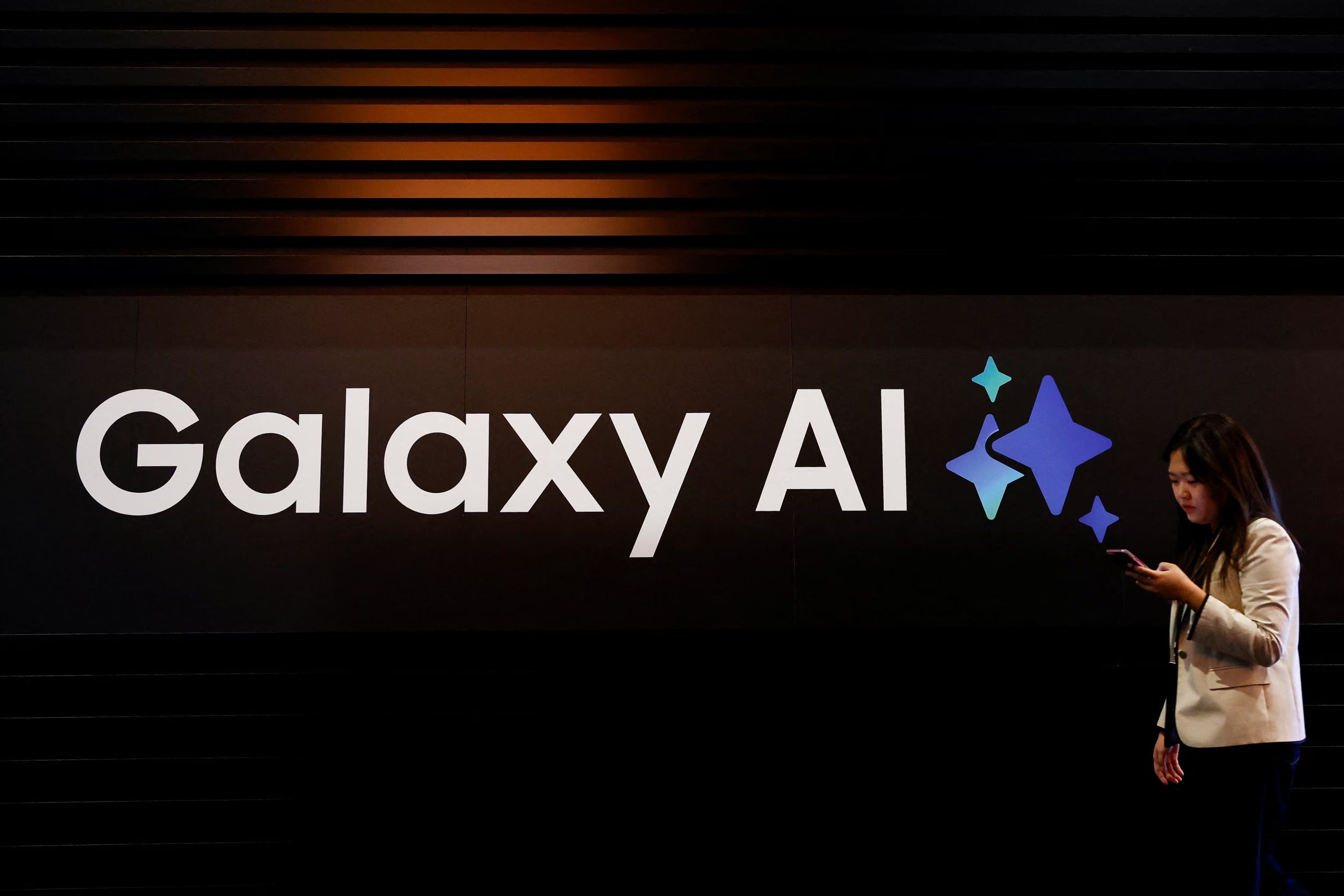 Galaxy AI es la inteligencia artificial de Samsung para mejorar el uso de sus dispositivos. 
REUTERS/Albert Gea