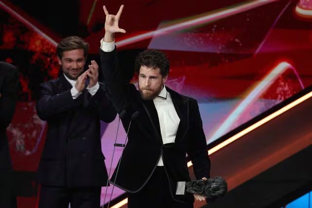 Alvaro de Cervantes recibe la estatuilla por su papel en Sorda, durante la gala de los Goya 2026, en Barcelona. / REUTERS - Nacho Doce