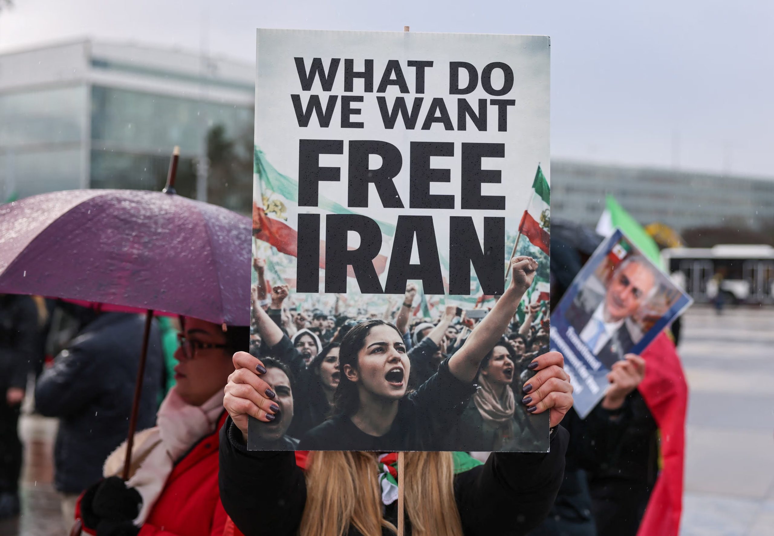 Una persona sostiene una pancarta mientras los manifestantes se reúnen cerca de la oficina de las Naciones Unidas, el día de la segunda ronda de conversaciones nucleares entre Estados Unidos e Irán, en Ginebra, Suiza, el 17 de febrero de 2026. REUTERS/Pierre Albouy