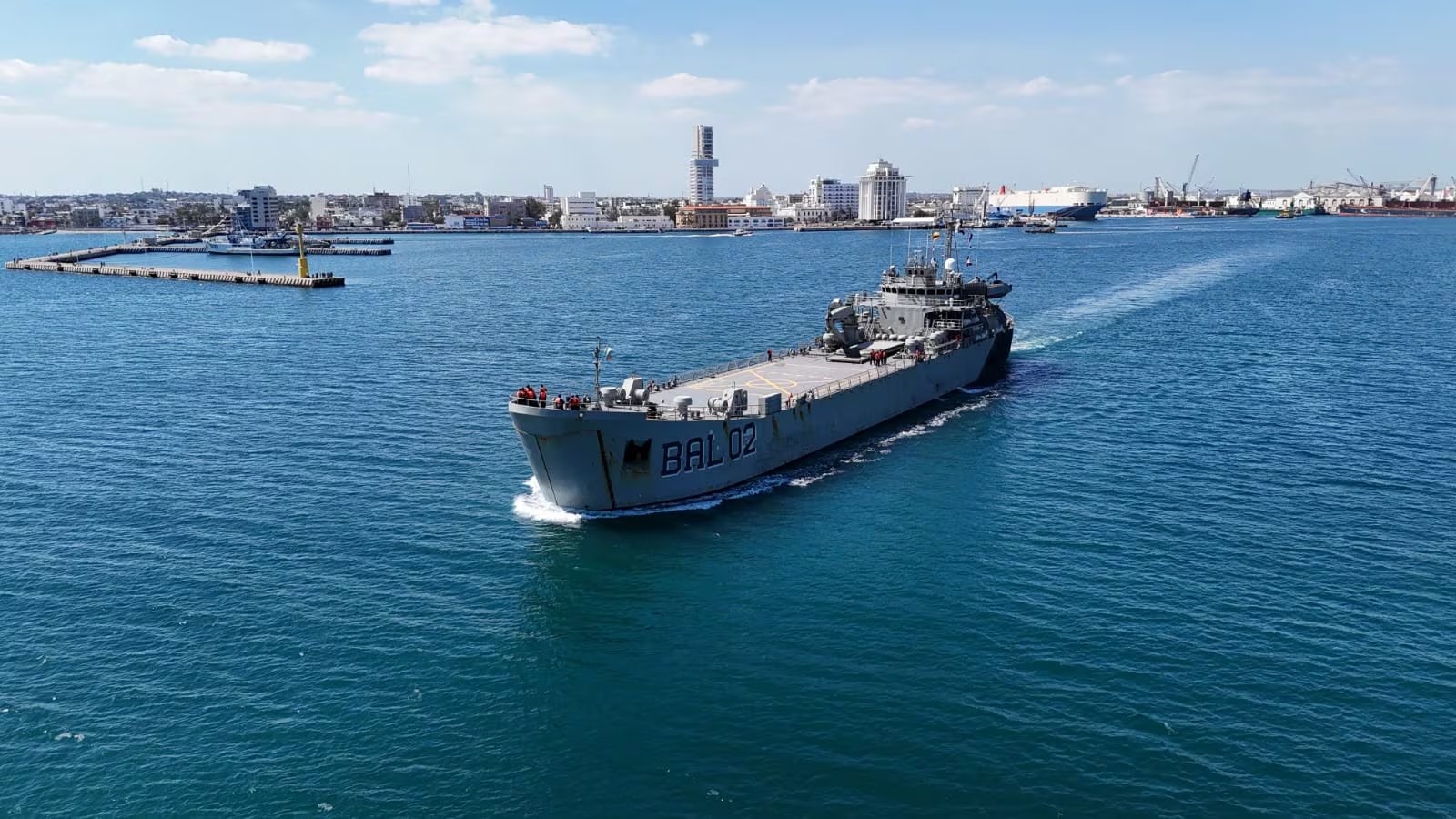 El envío humanitario incluye alimentos, leche en polvo y artículos de higiene personal.