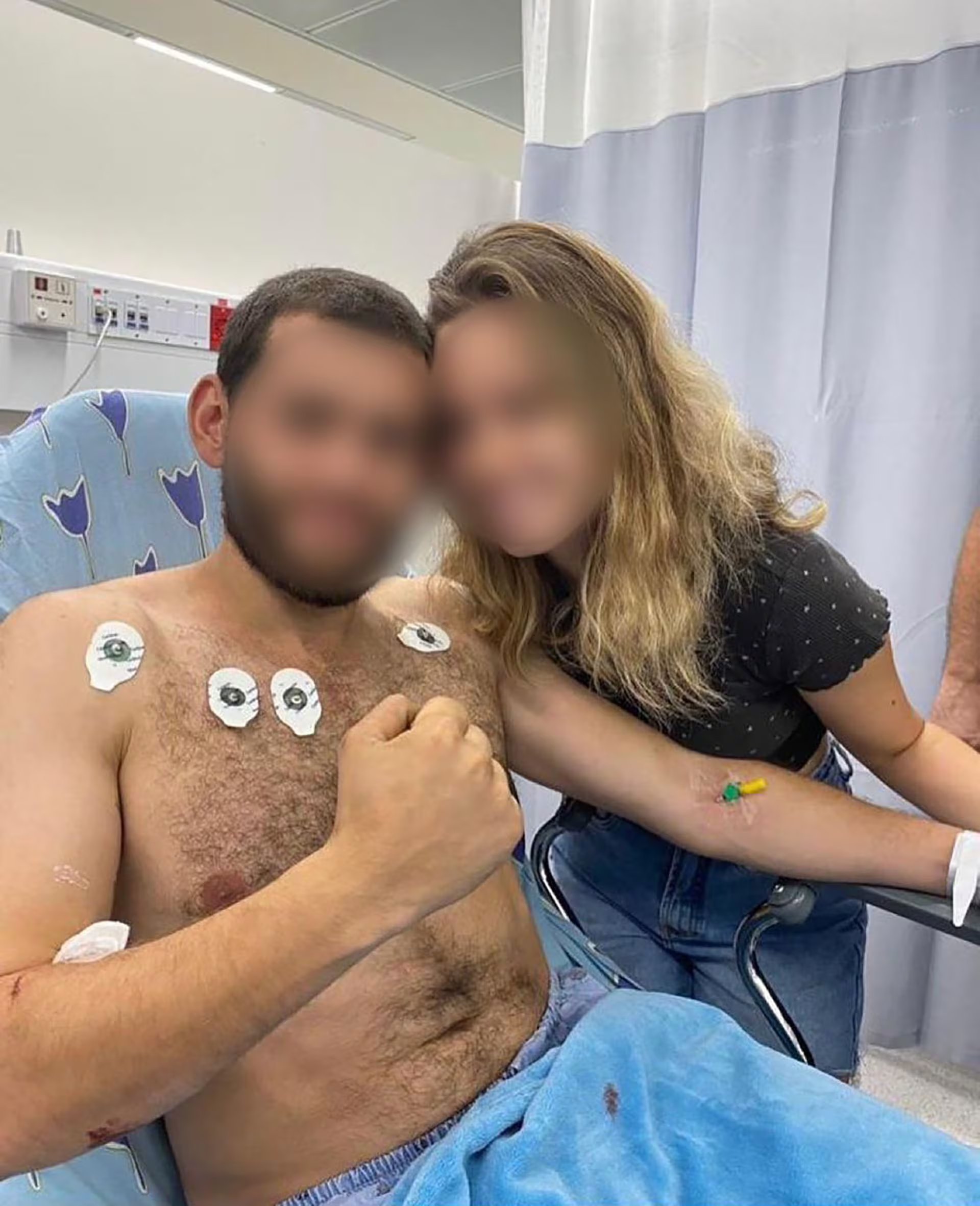 El mayor S. en el hospital luego de ser herido en combate. (Fuente)