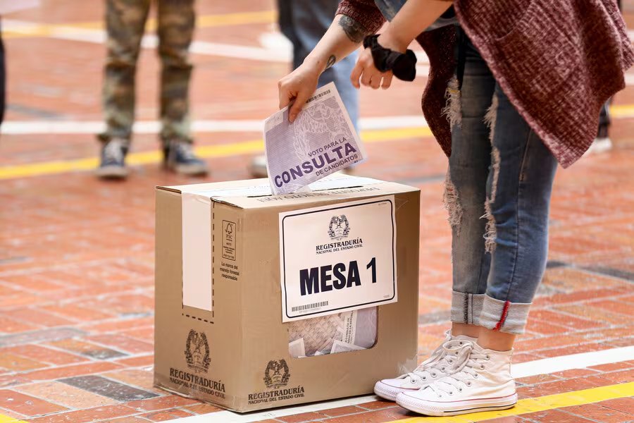 El software de preconteo electoral utilizado en Colombia por Grupo ASD fue criticado por Gustavo Petro, pero la empresa no participará en los comicios de 2026 tras ceder su contrato - crédito Colprensa