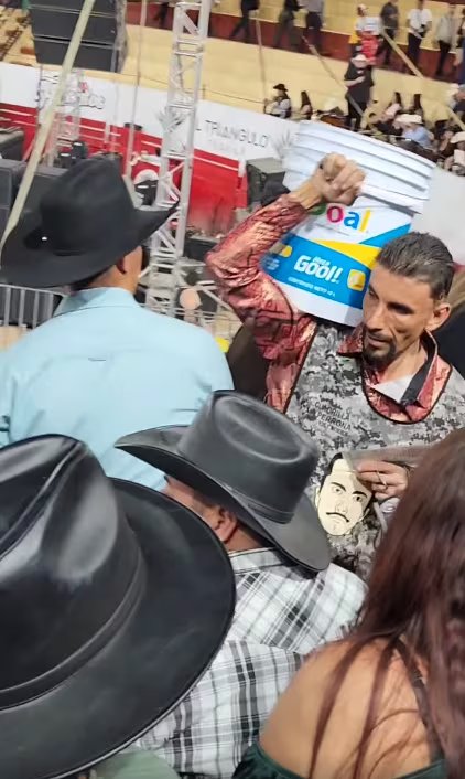 Testimonios de los asistentes señalan símbolos y donaciones referentes al líder del CJNG durante las festividades en la Plaza de Toros. (Facebook)