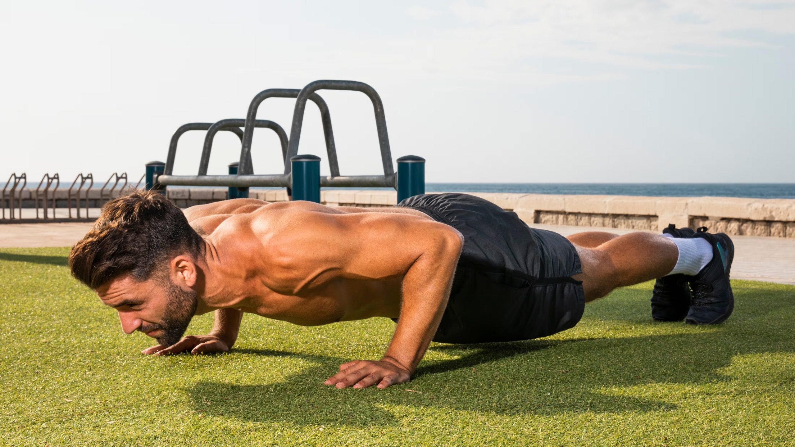 La calistenia permite entrenar fuerza, equilibrio y movilidad a cualquier edad, utilizando solo el peso corporal y sin necesidad de equipamiento sofisticado
(FREEPIK)