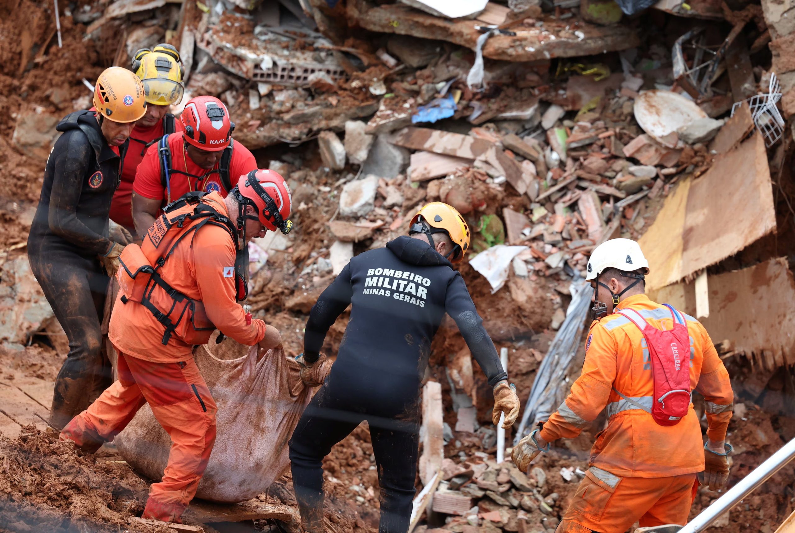 Trabajadores de rescate recuperan un cadáver después de que el Gobierno de Brasil reconociera el estado de calamidad debido a las fuertes lluvias que han matado a residentes y dejado desaparecidos, en Juiz de Fora, estado de Minas Gerais, Brasil. REUTERS/Pilar Olivares
