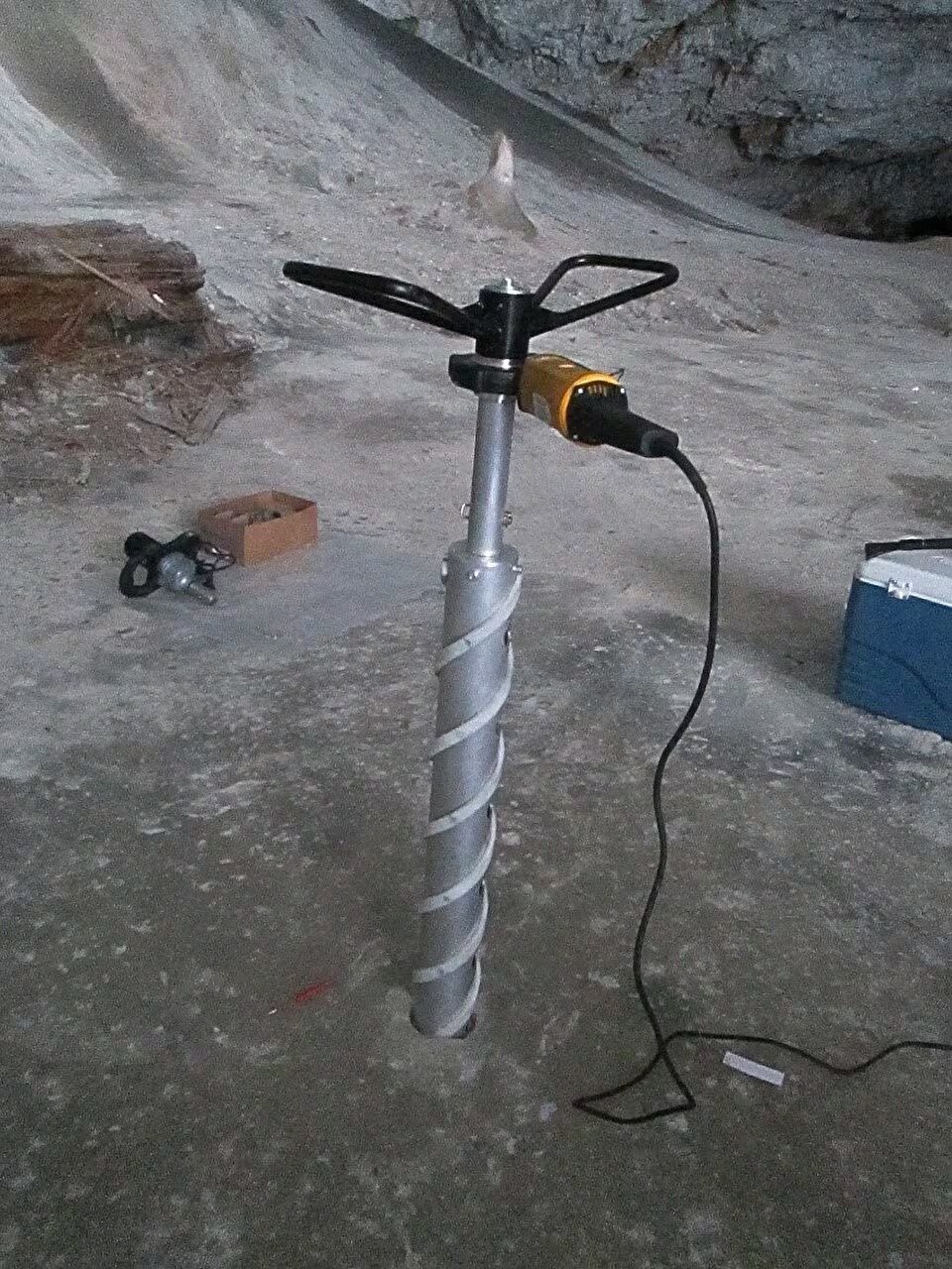  El equipo perforó un núcleo de hielo de 25 metros en la zona de la cueva conocida como el Gran Salón (gentileza Itcus C.)