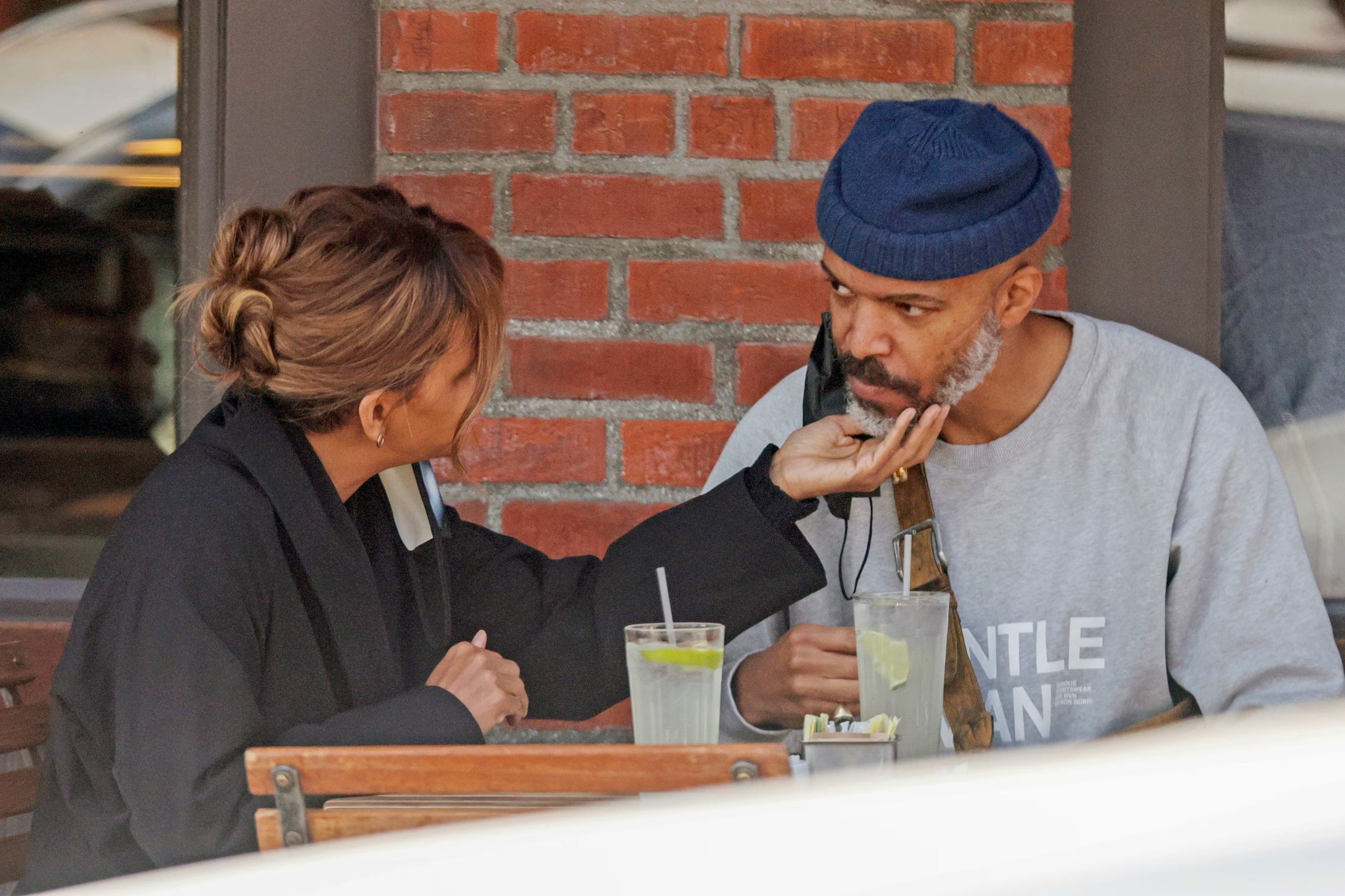 La ganadora del Oscar confirma su compromiso con Van Hunt y destaca el valor de la reciprocidad en las relaciones amorosas (Coleman Rayner/The Grosby Group)