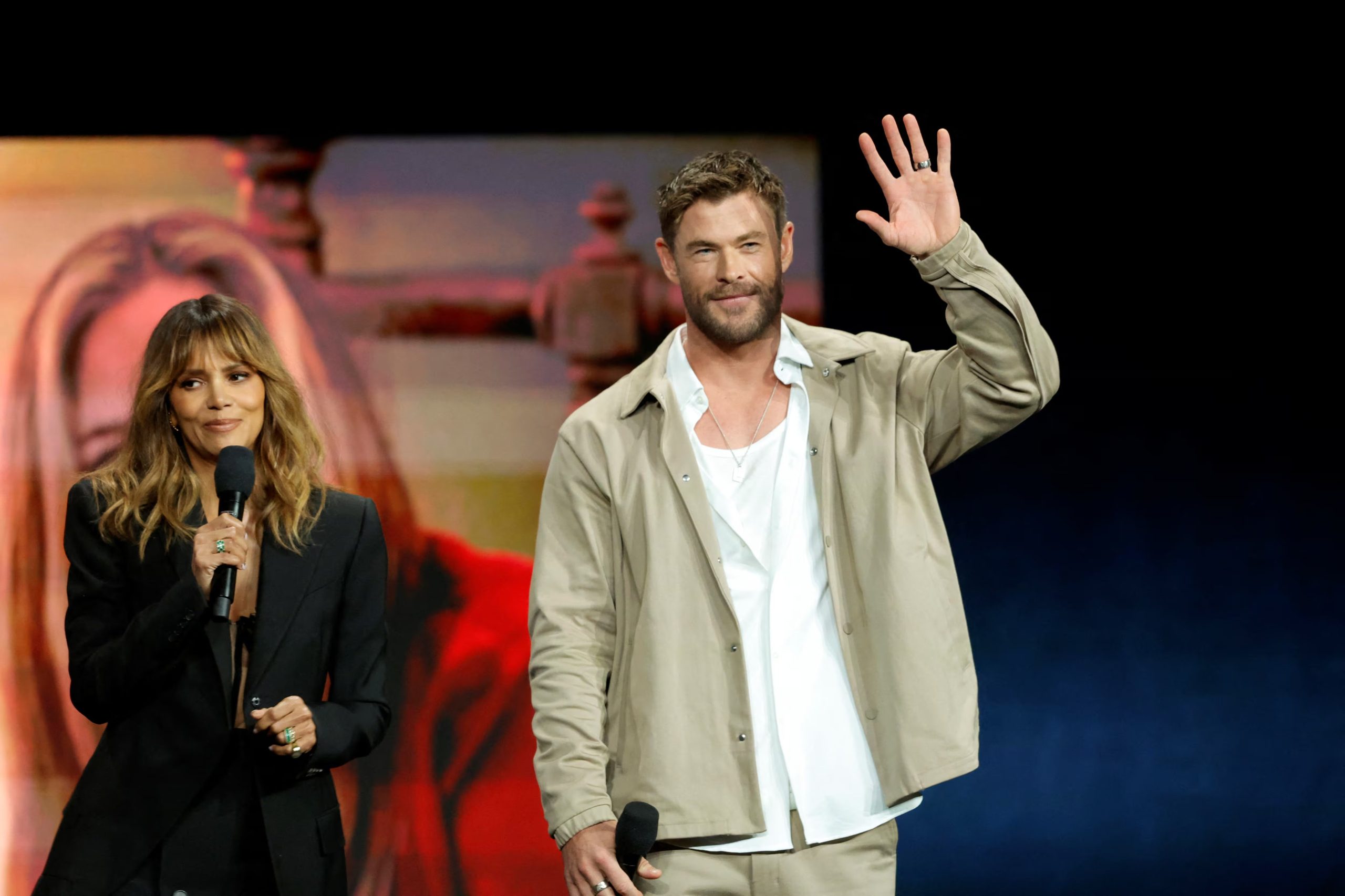 Halle Berry contrasta la diferencia mediática en el trato a las actrices frente a sus colegas masculinos como Chris Hemsworth (REUTERS/Steve Marcus)