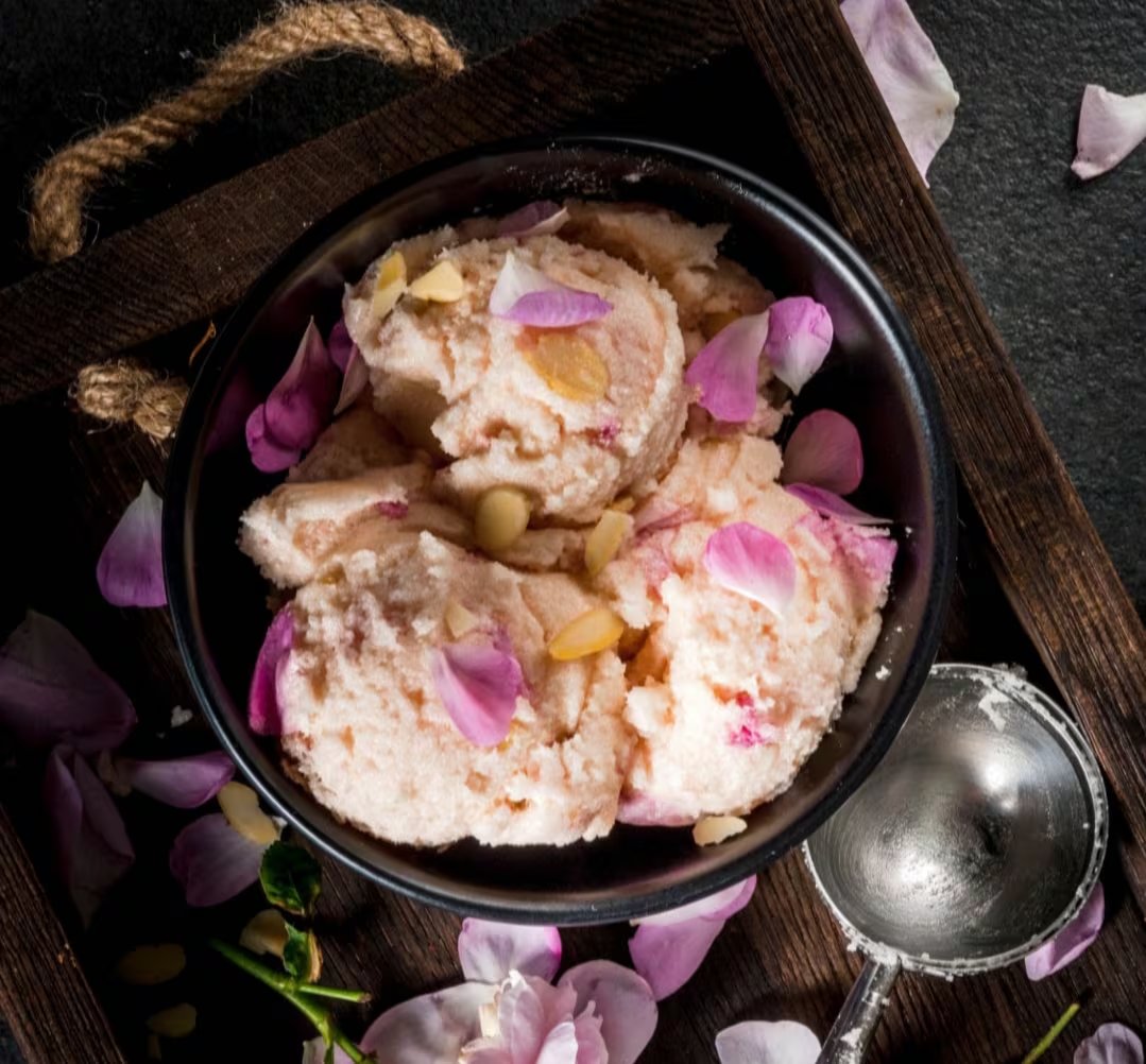 Esta receta se conjuga con el delicado toque de la flor. Foto: (Gemini IA)