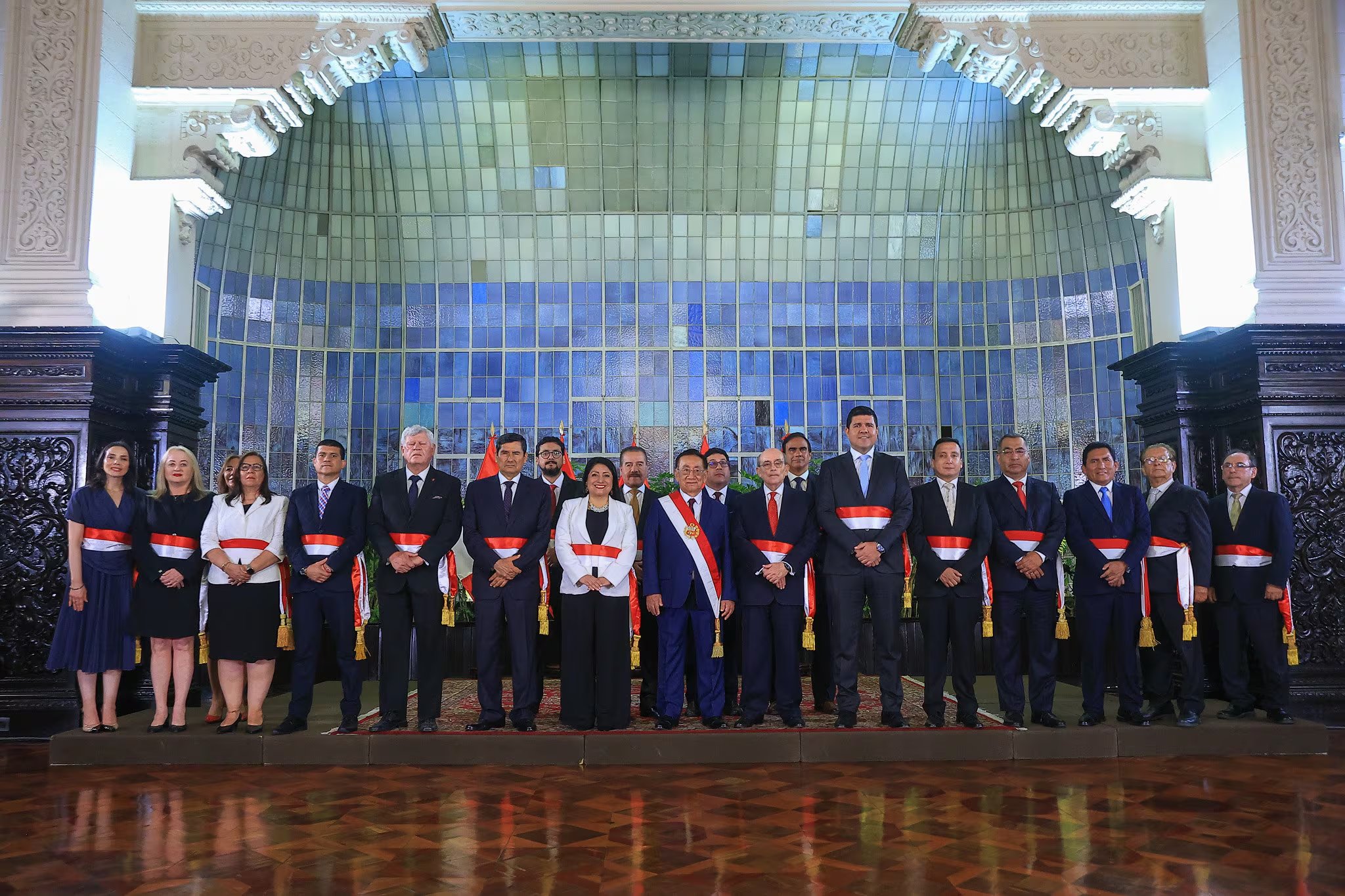 La presidenta del Consejo de Ministros, Denisse Miralles, junto a los ministros del nuevo gabinete del gobierno de José María Alcázar, posan oficialmente tras su juramentación. (Foto: Presidencia)
