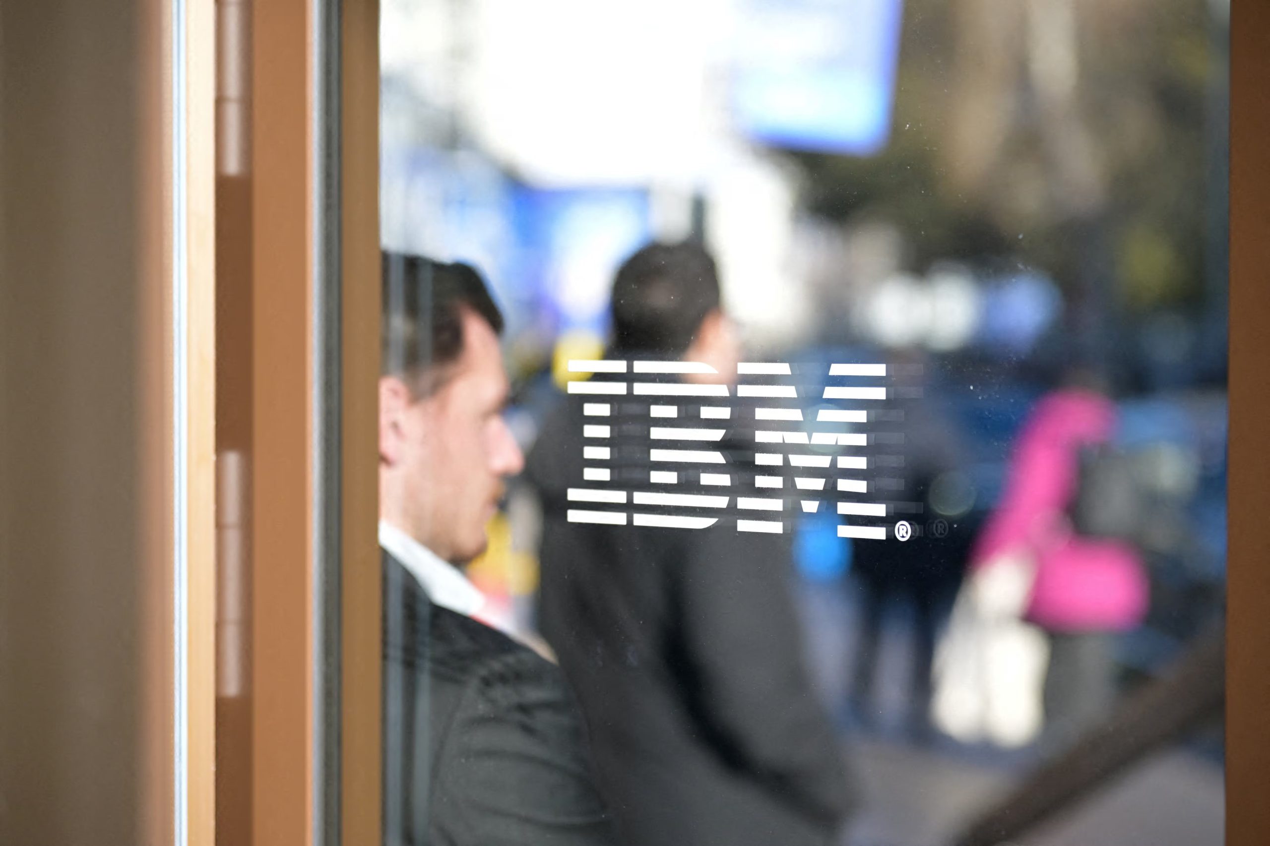 La escasez de expertos en COBOL y el avance de la automatización plantean nuevos desafíos para IBM y sus competidores. (Reuters)