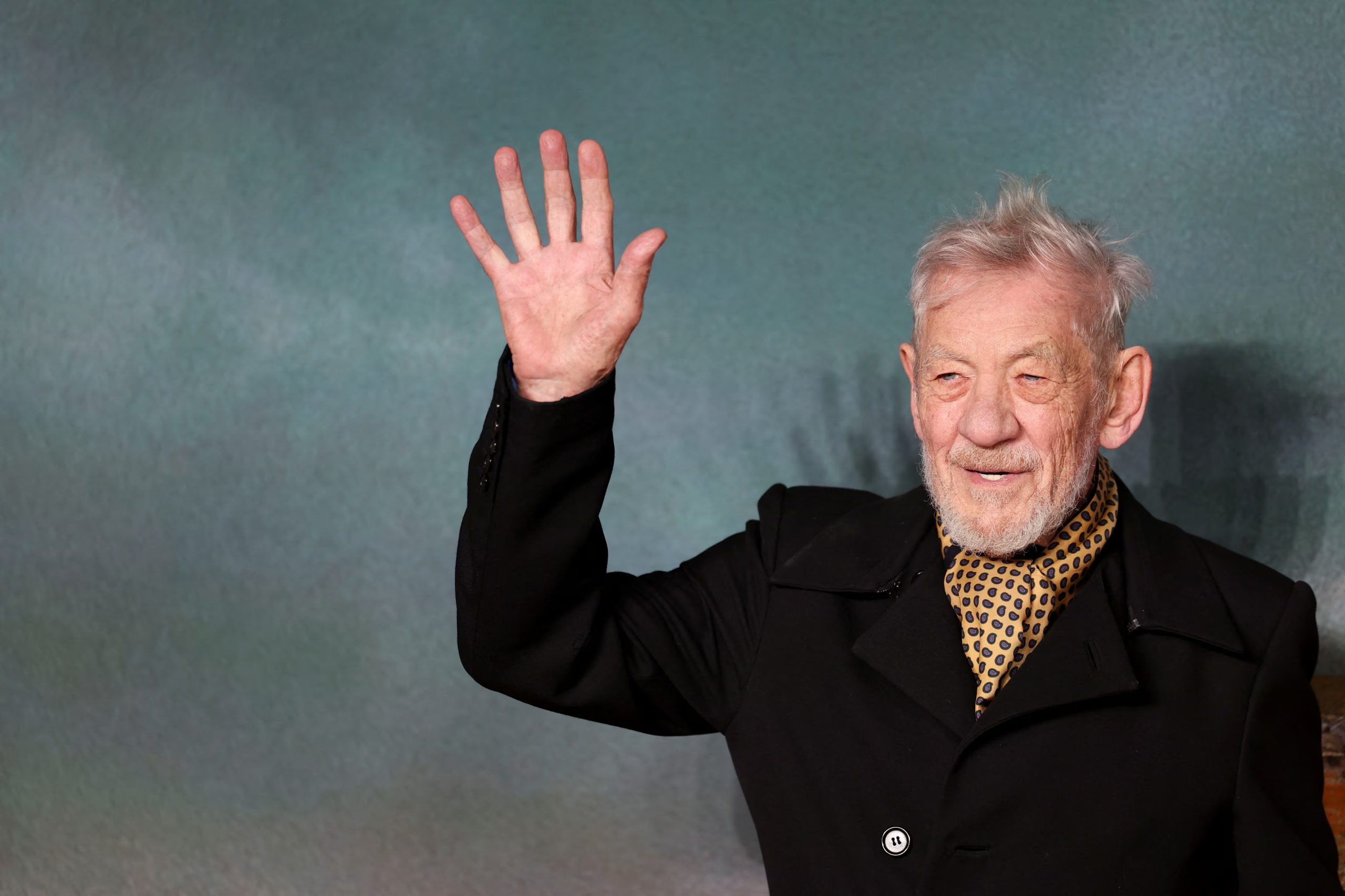 El reconocido actor británico sufrió fractura de muñeca y vértebra durante la obra 'Player Kings' en junio de 2024 (REUTERS)