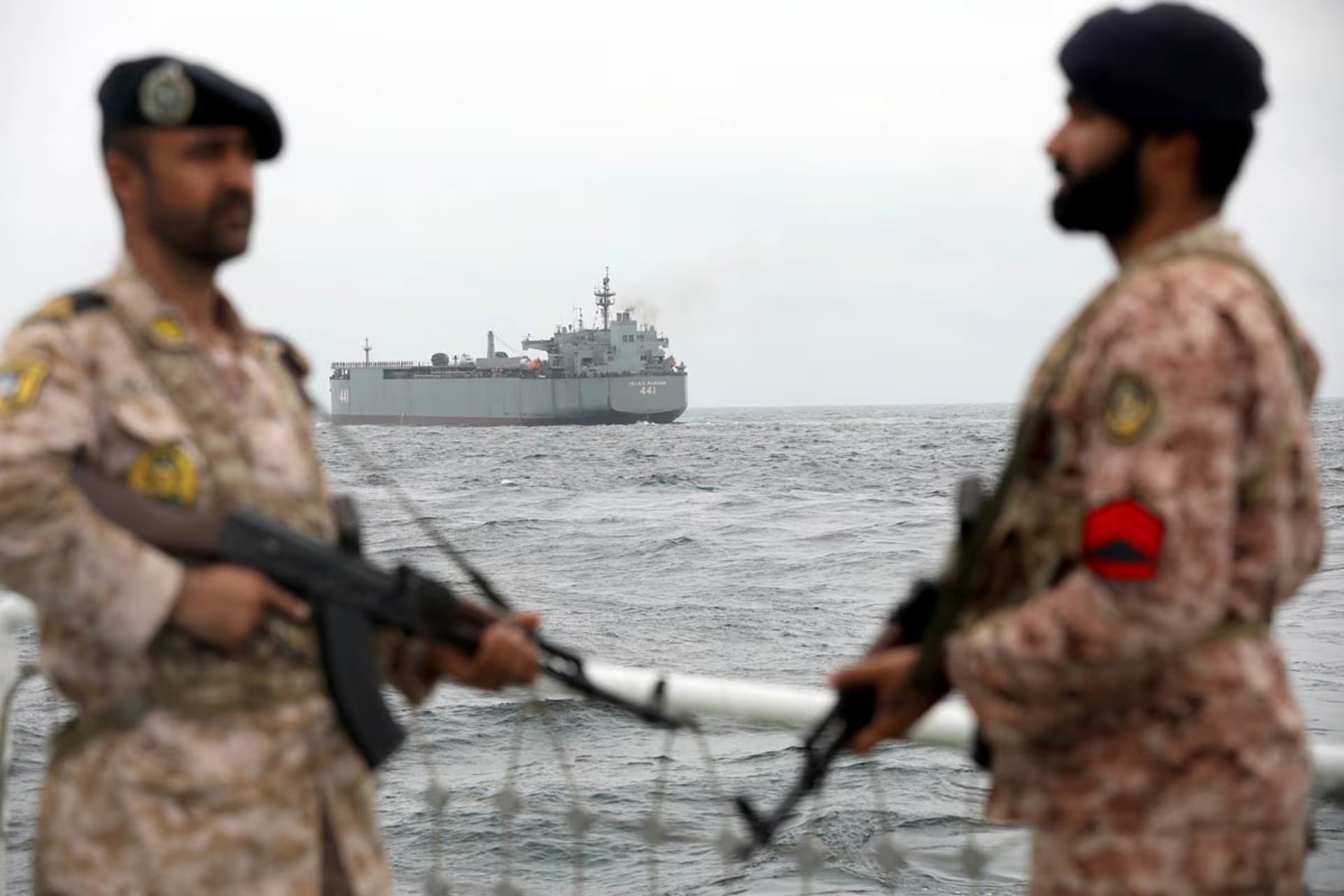Desfile naval del Ejército de la República Islámica de Irán en la fase final de los ejercicios militares conjuntos Zolfaghar 1403