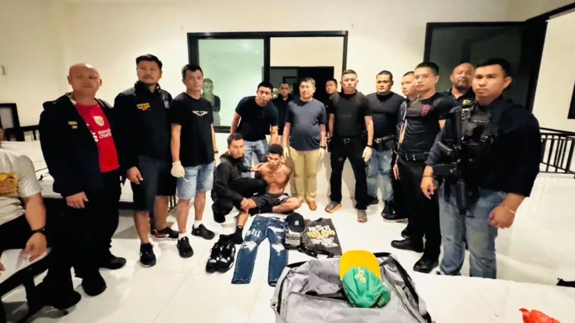 Las evidencias que se encontraron en la habitación del hotel donde se hospedaba el colombiano dan cuenta del arma y la ropa que utilizó al momento de cometer el crimen - crédito Crime Asia/Facebook