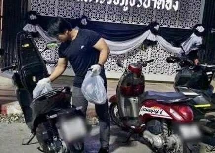 Hasta la motocicleta en la que se movilizó el sicario colombiano, oriundo del municipio de Paraíso, Caquetá (sur de Colombia), fue revisada en detalle por parte de los agentes tailandeses - crédito red social X