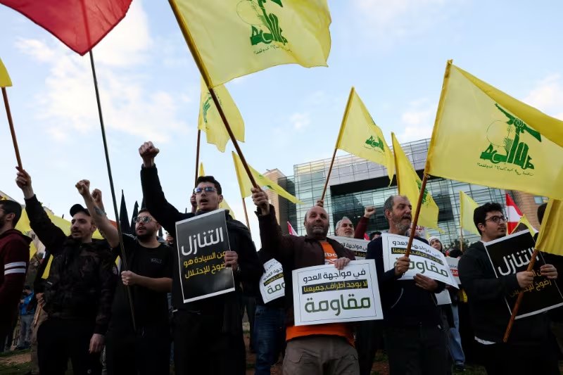 Manifestantes sostienen pancartas y banderas de Hezbolá durante una manifestación en condena de las recientes acciones militares israelíes en el Líbano, en Beirut (REUTERS/Mohamed Azakir)