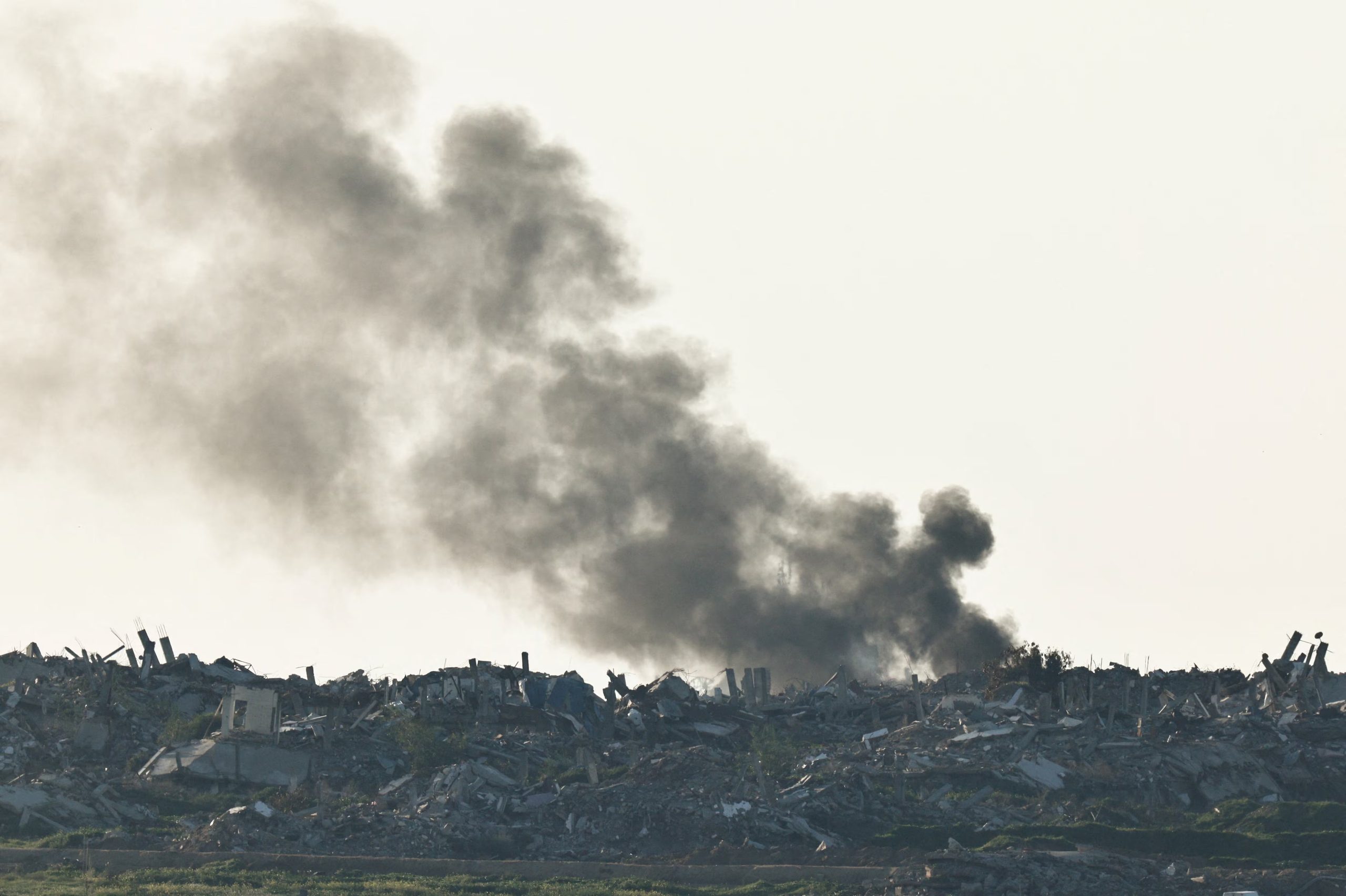 El humo se eleva desde Gaza, como se ve desde el lado israelí de la frontera entre Israel y Gaza en Israel, el 4 de febrero de 2026 (REUTERS/Amir Cohen)