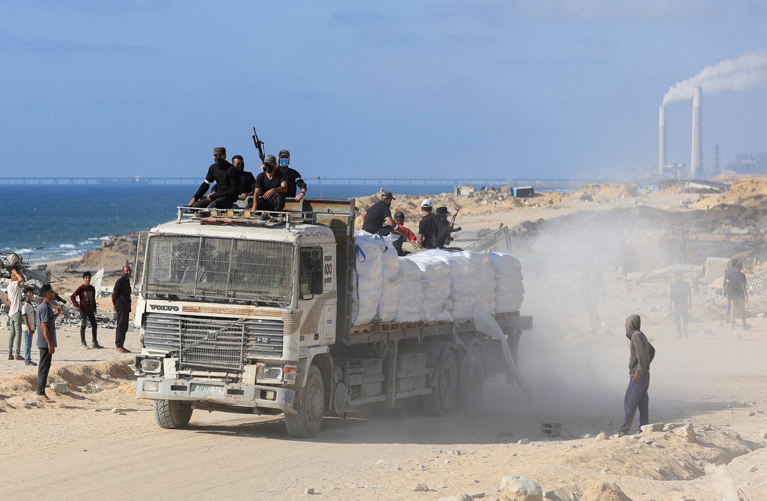 FOTO DE ARCHIVO: Palestinos de clanes empuñan pistolas y armas cuerpo a cuerpo para asegurar camiones de ayuda en Beit Lahia, en el norte de la Franja de Gaza, 25 de junio de 2025
REUTERS/Dawoud Abu Alkas/File Photo