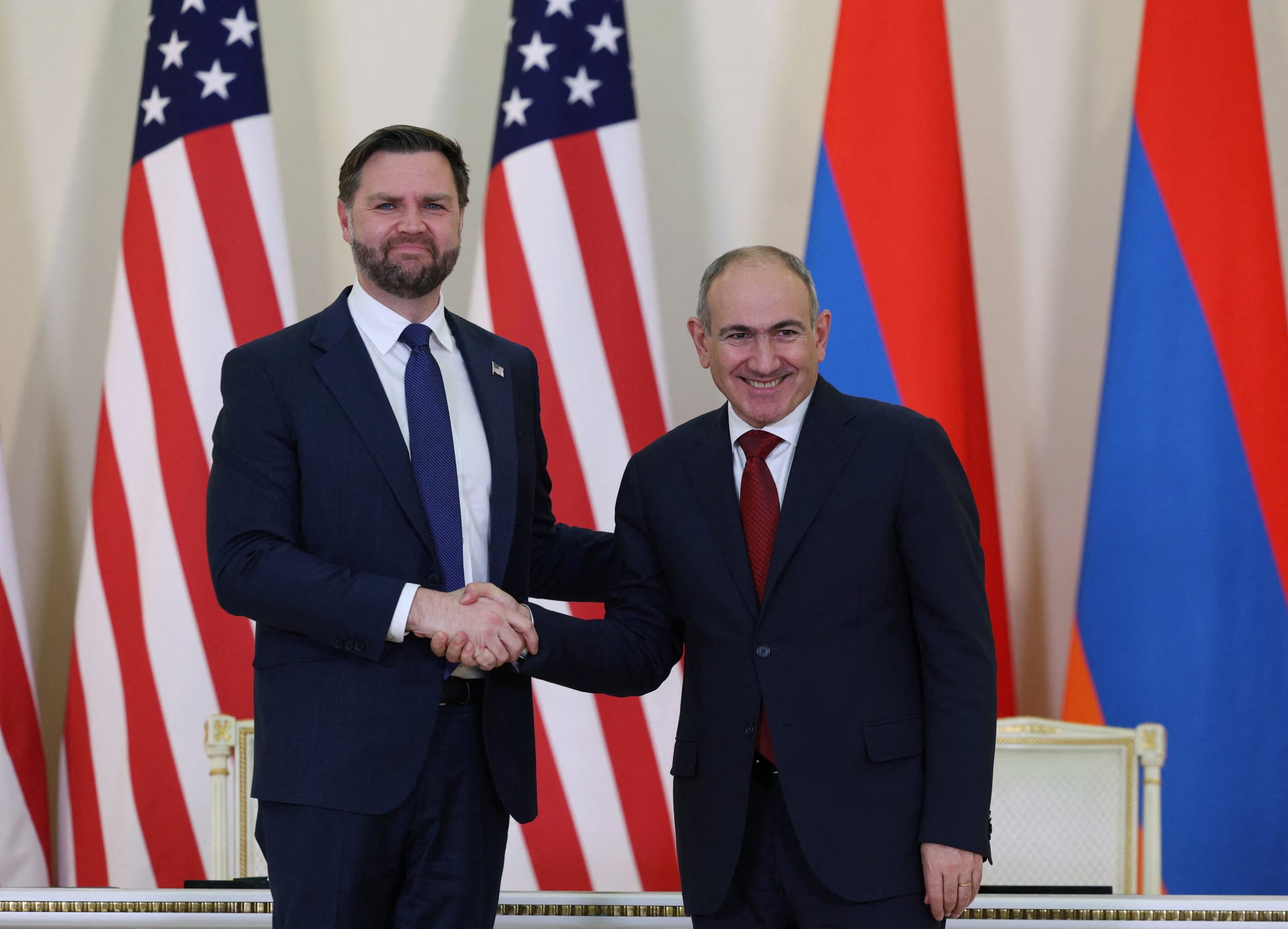 JD Vance se reunió en Ereván con el primer ministro Nikol Pashinyan para fortalecer la cooperación bilateral (Reuters)