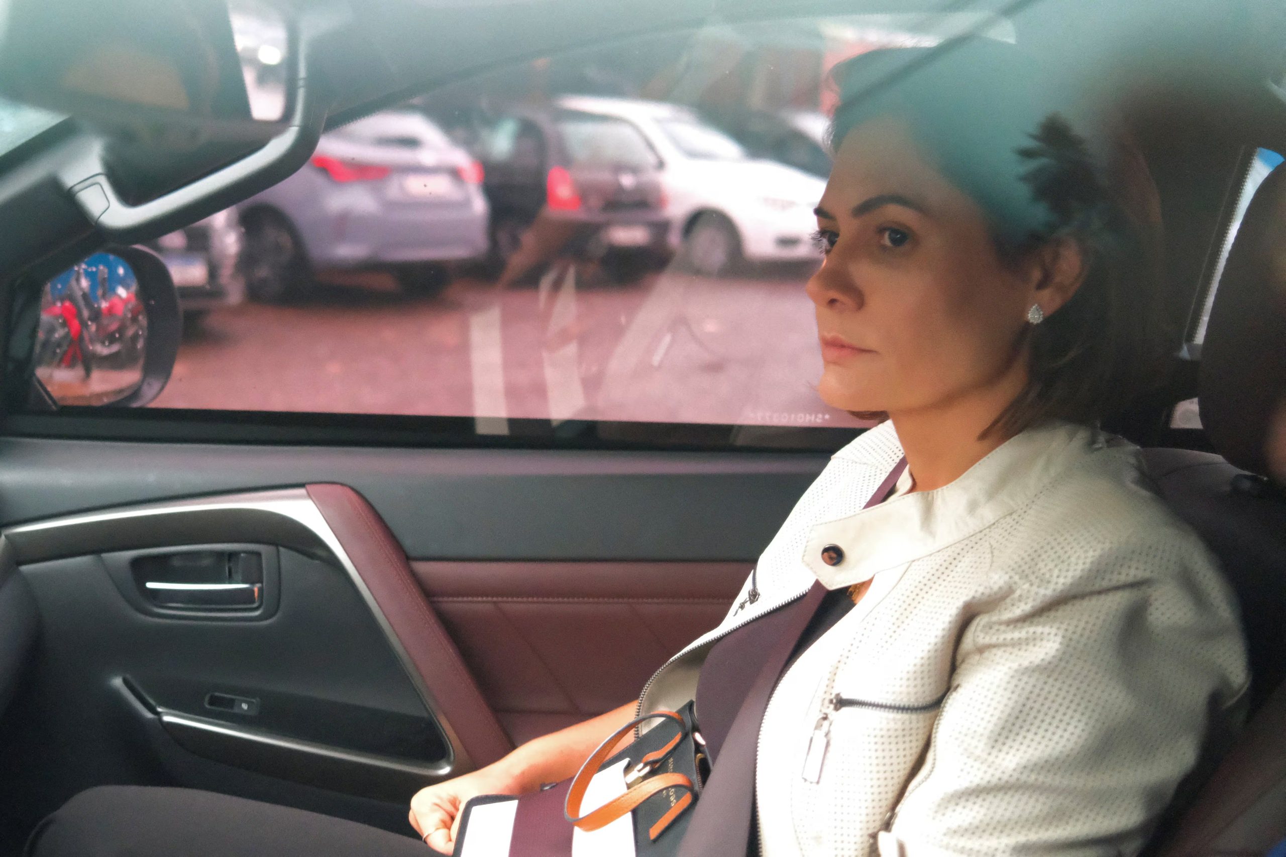 Michelle Bolsonaro sale del hospital donde esperaba a su esposo, el ex presidente brasileño Jair Bolsonaro, quien solicitó autorización para ser trasladado a un hospital para exámenes médicos tras sufrir una caída en la sede de la Policía Federal (REUTERS/Diego Herculano)