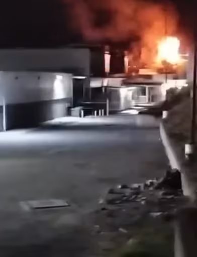 Sujetos incendiaron la parte trasera de Plaza Altea. (Captura de pantalla)