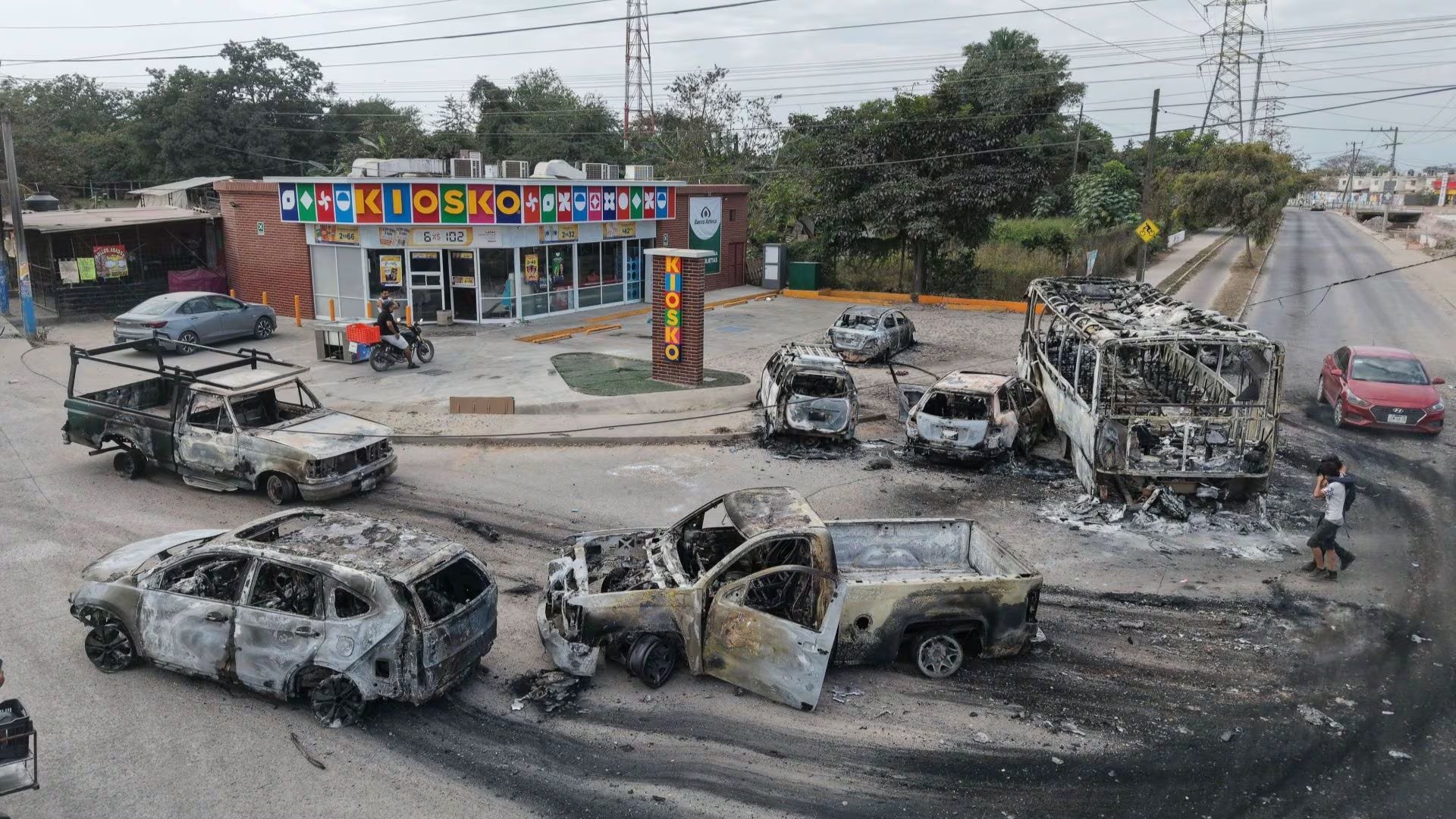 Decenas de autos y camiones que fueron quemados por parte del crimen organizado, presuntamente del Cártel Jalisco Nueva Generación, permanecen atravesados em vialidades importantes de la ciudad, esto como resultado de ola de violencia que se suscitó tras conocerse la muerte del líder criminal Nemesio Rubén Oseguera “El Mencho”, quien fue abatido en un operativo encabezado por el Ejército Mexicano en la comunidad de Tapalpa. La ciudadanía poco a poco comenzó a salir en búsqueda de víveres. Elementos de seguridad de los tres órdenes de gobierno resguardan las zonas de mayor conflicto. Cuerpos de hombres aun permanecían abandonados en algunos puntos de la ciudad. FOTO: HÉCTOR COLÍN/CUARTOSCURO.COM