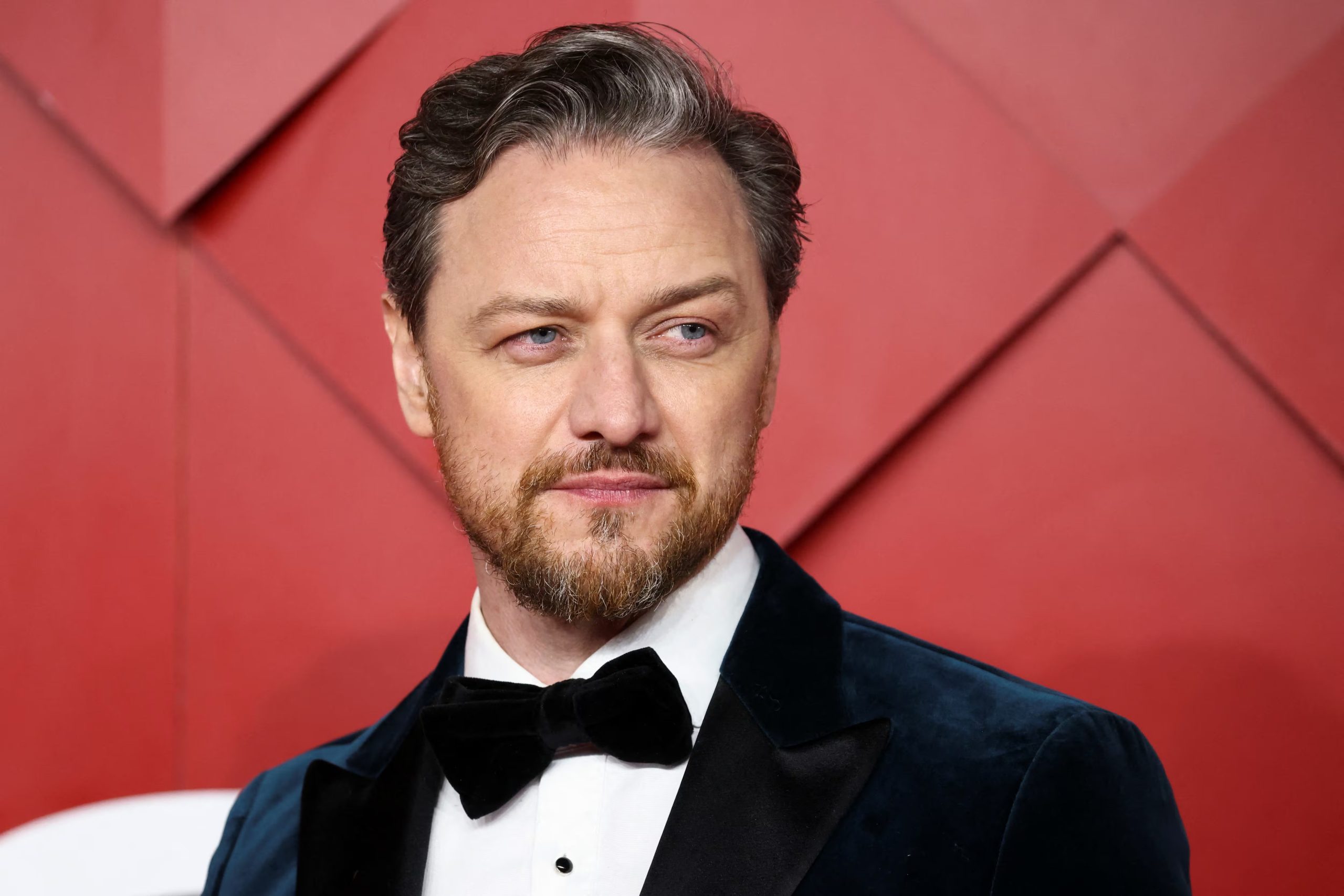 Durante su carrera, James McAvoy enfrentó prejuicios por su acento escocés, una vivencia reflejada en su ópera prima (REUTERS)