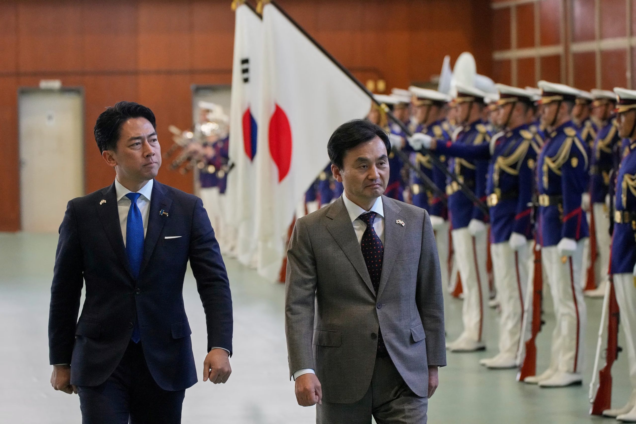 El ministro de Defensa de Japón, Shinjiro Koizumi, y el ministro de Defensa de Corea del Sur, Ahn Gyu-back, pasan revista a las tropas durante una ceremonia en la sede de la Fuerza de Autodefensa Marítima de Japón (Eugene Hoshiko/REUTERS/Archivo)