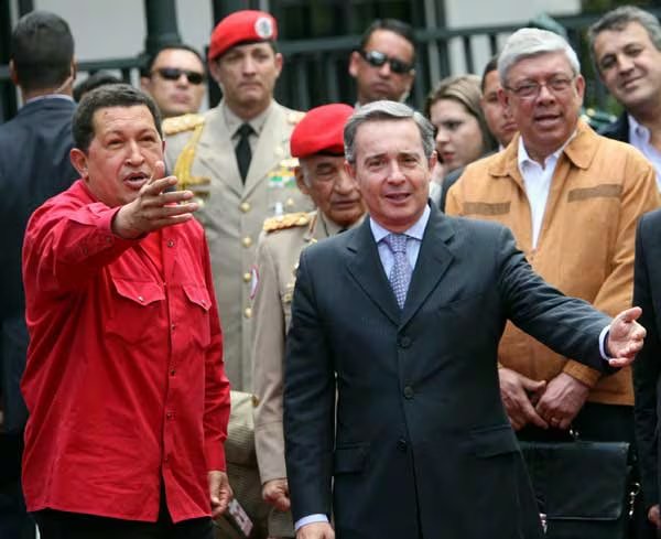 Hugo Chávez y Álvaro Uribe mantuvieron una tensa relación cuando eran mandatarios de Venezuela y Colombia, respectivamente - crédito Reuters 