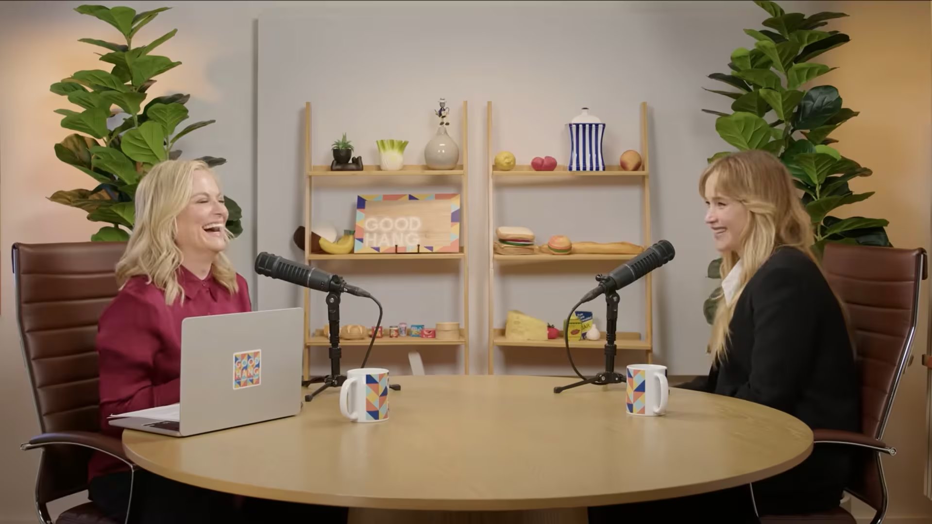 La complicidad y el humor entre Jennifer Lawrence y Amy Poehler marcaron su reciente diálogo, mostrando una faceta íntima y despreocupada de la actriz (Good Hang)