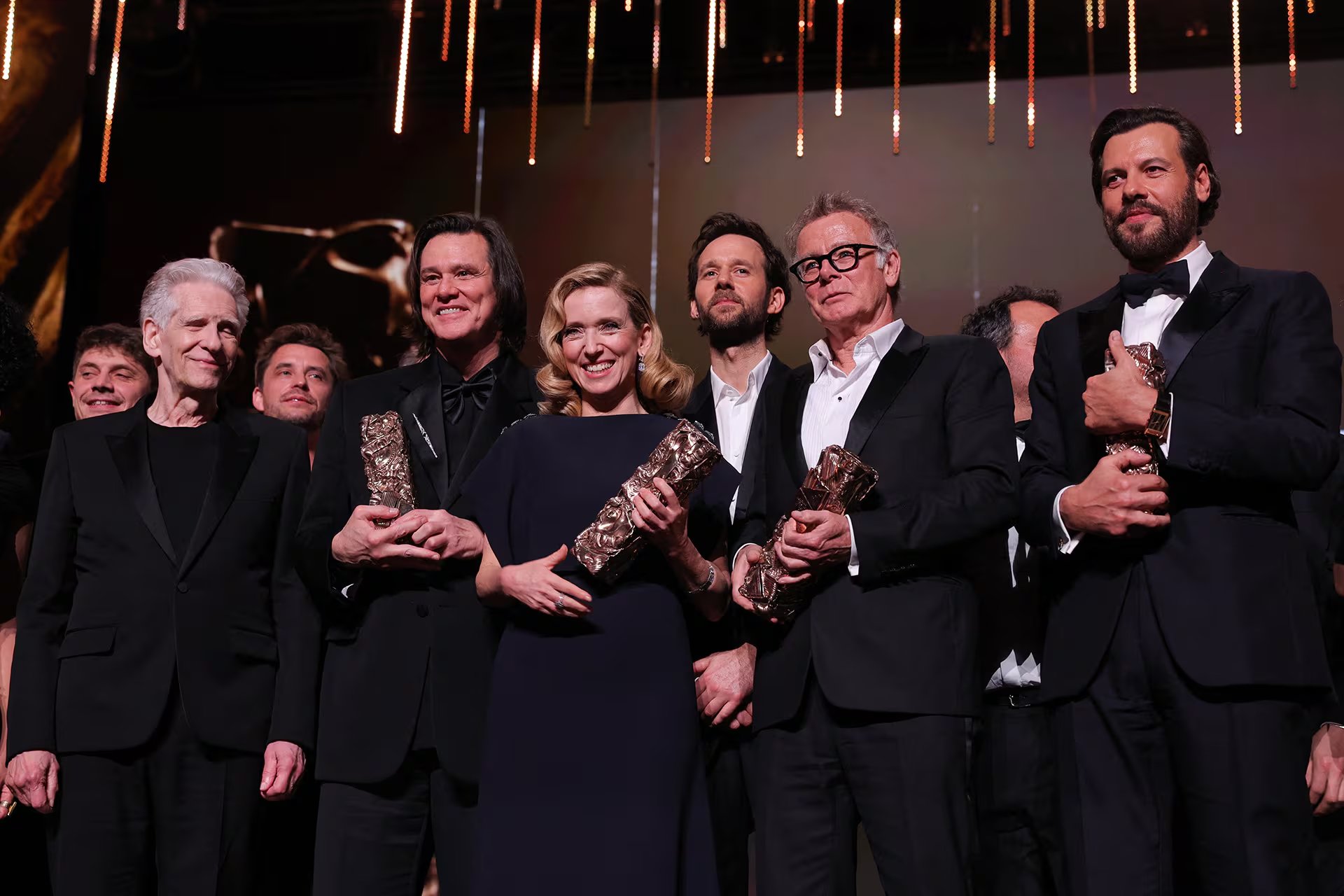 David Cronenberg y Jim Carrey (izq.) posan junto a los demás ganadores de los premios César al cine francés