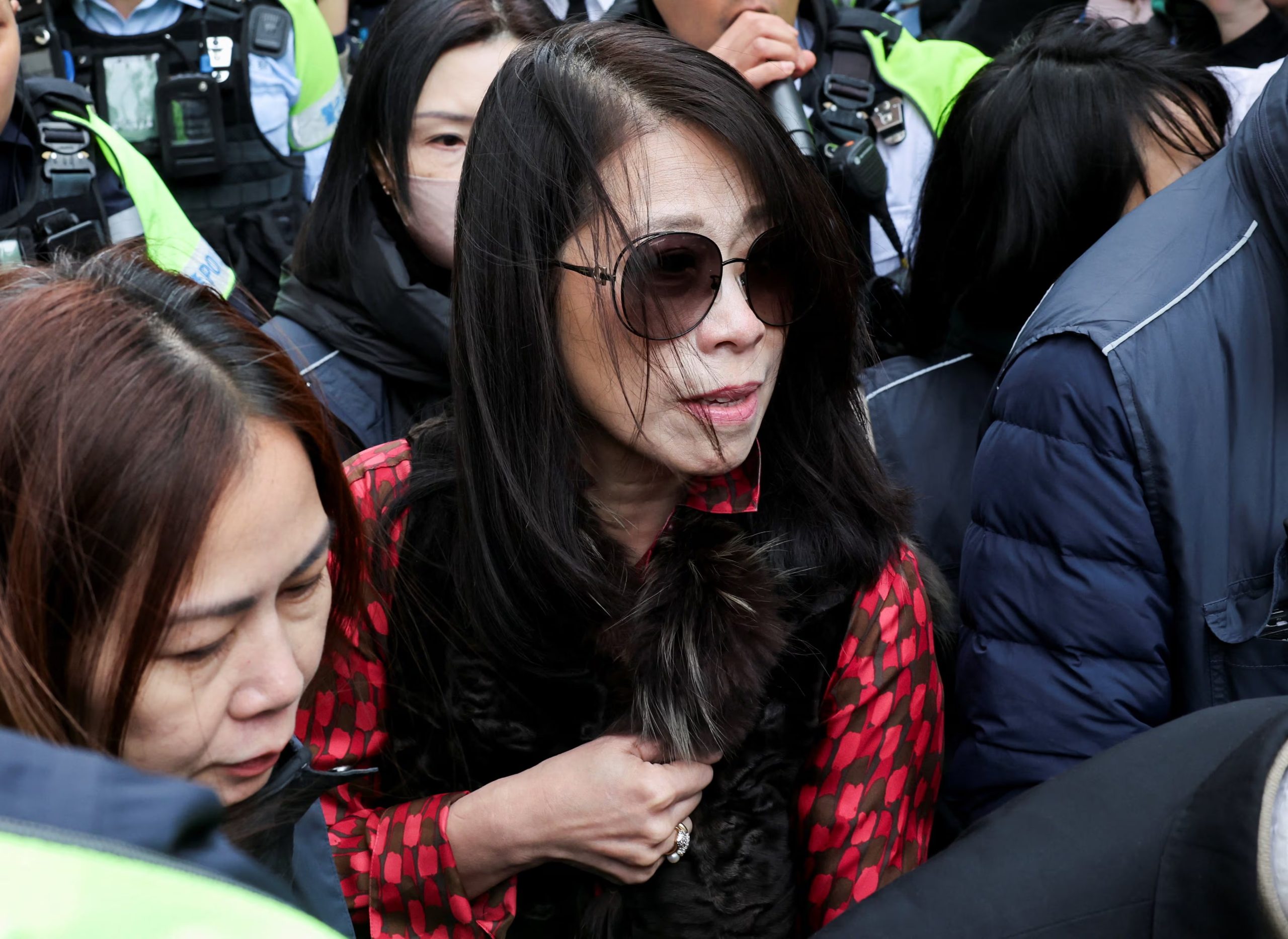 Teresa Lai, esposa de Jimmy Lai, sale del edificio de los Tribunales de Magistrados de West Kowloon después de que Jimmy Lai, fundador del ahora desaparecido periódico prodemocracia Apple Daily, fuera condenado a un total de 20 años de prisión por tres cargos, que incluyen dos por conspiración para confabularse con fuerzas extranjeras y uno por publicación de materiales sediciosos, en Hong Kong, China, el 9 de febrero de 2026. REUTERS/Tyrone Siu