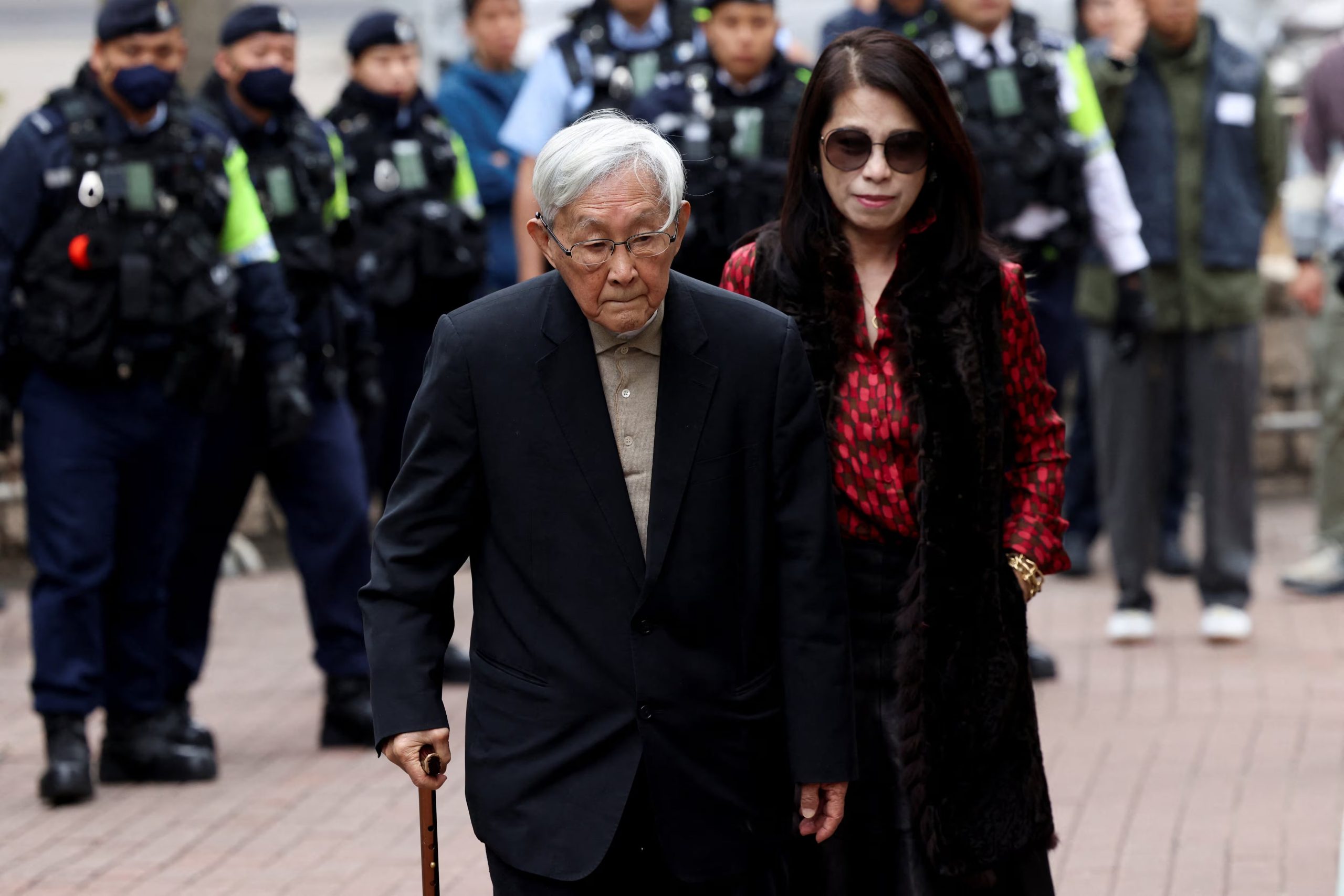 El obispo retirado, cardenal Joseph Zen Ze-kiun, y Teresa Lai, esposa de Jimmy Lai, llegan al edificio de los Tribunales de Magistrados de West Kowloon para la sentencia en el juicio por colusión en virtud de la ley de seguridad nacional contra Lai, fundador del ahora desaparecido periódico prodemocracia Apple Daily, en Hong Kong, China, el 9 de febrero de 2026. REUTERS/Tyrone Siu 