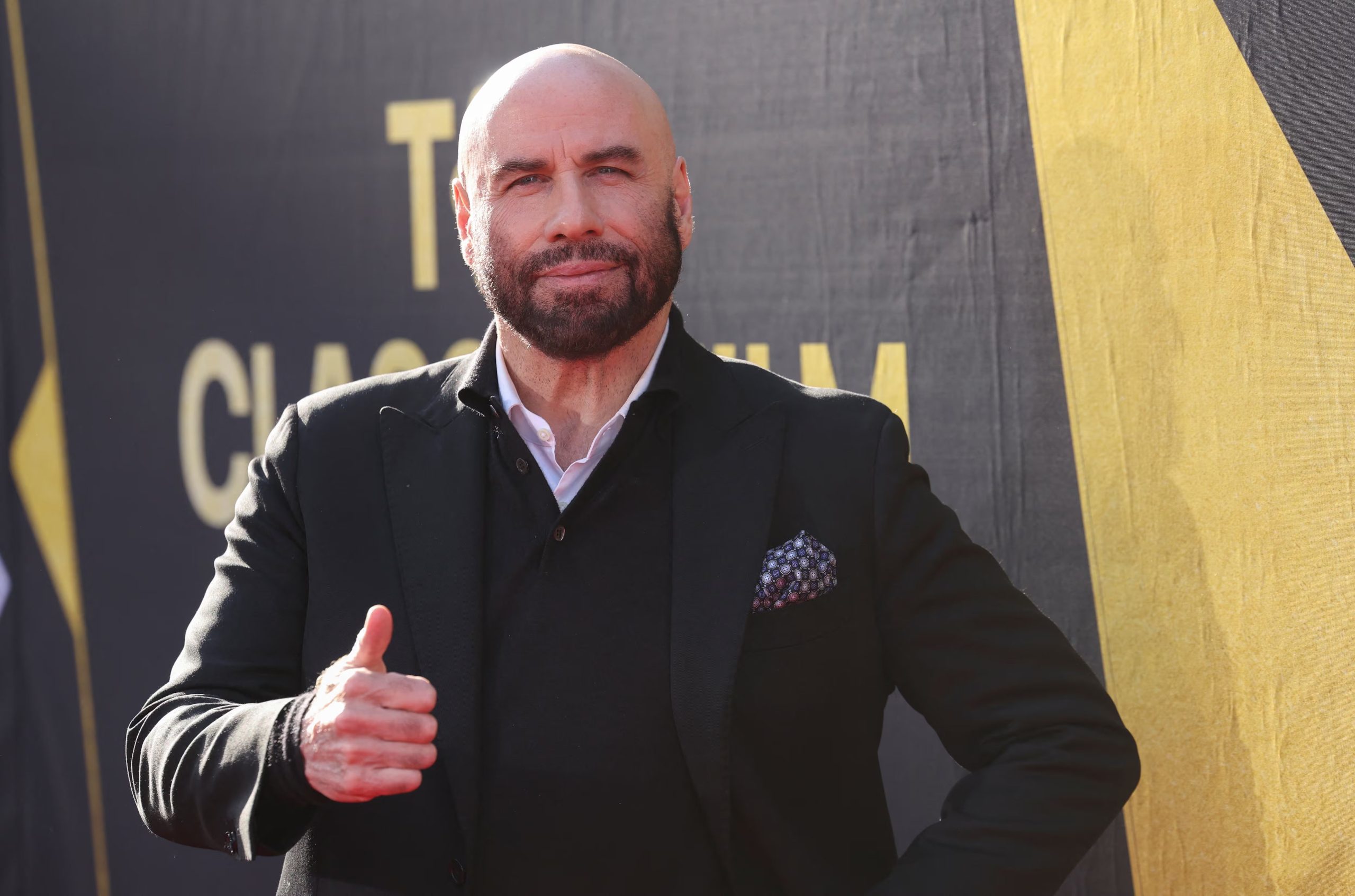 La hidratación ocupa un lugar central en su rutina. Travolta inicia el día bebiendo agua y mantiene este hábito durante toda la jornada )