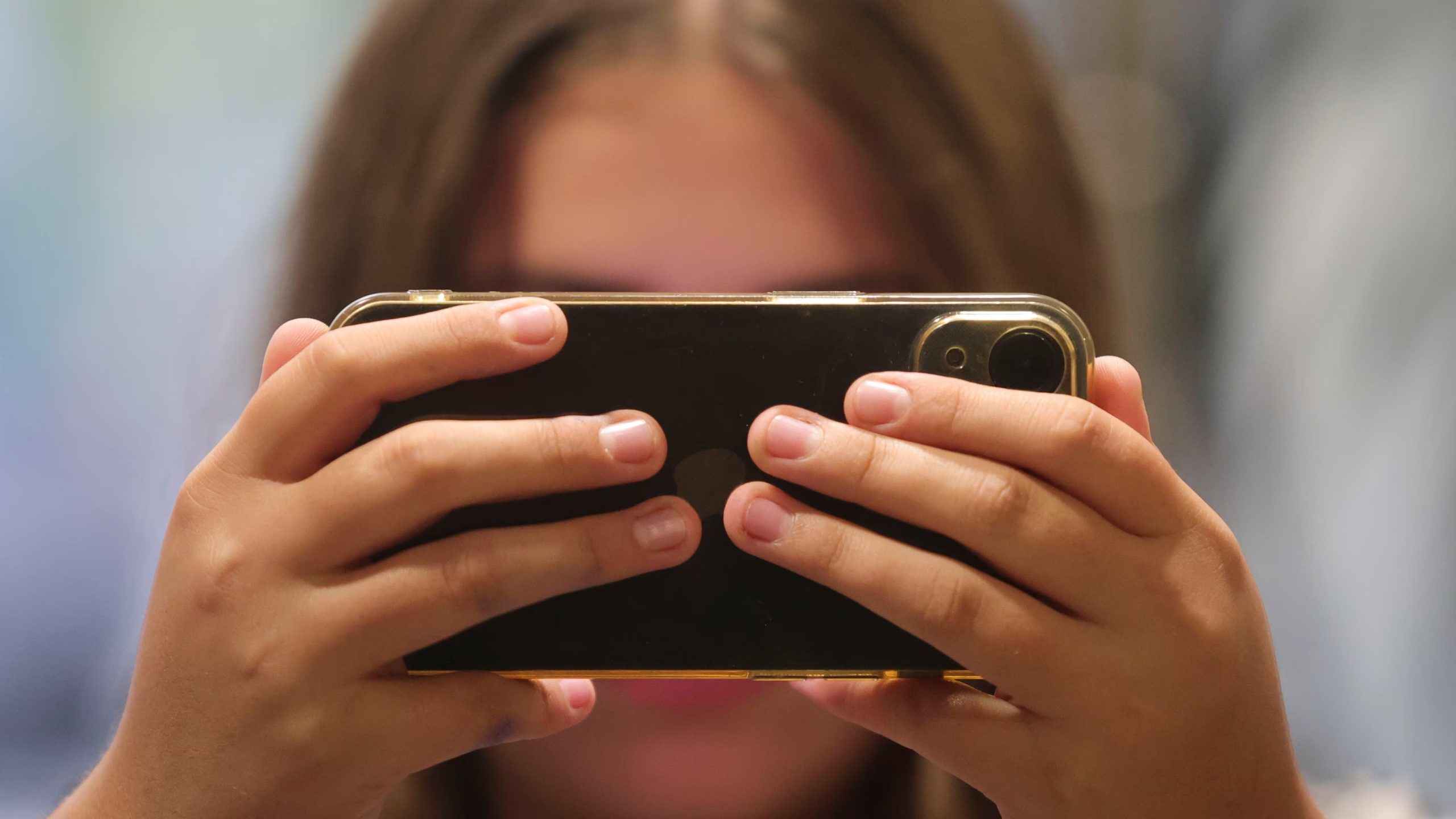En la imagen de archivo, una chica consulta su teléfono móvil. EFE/ J.M. García
