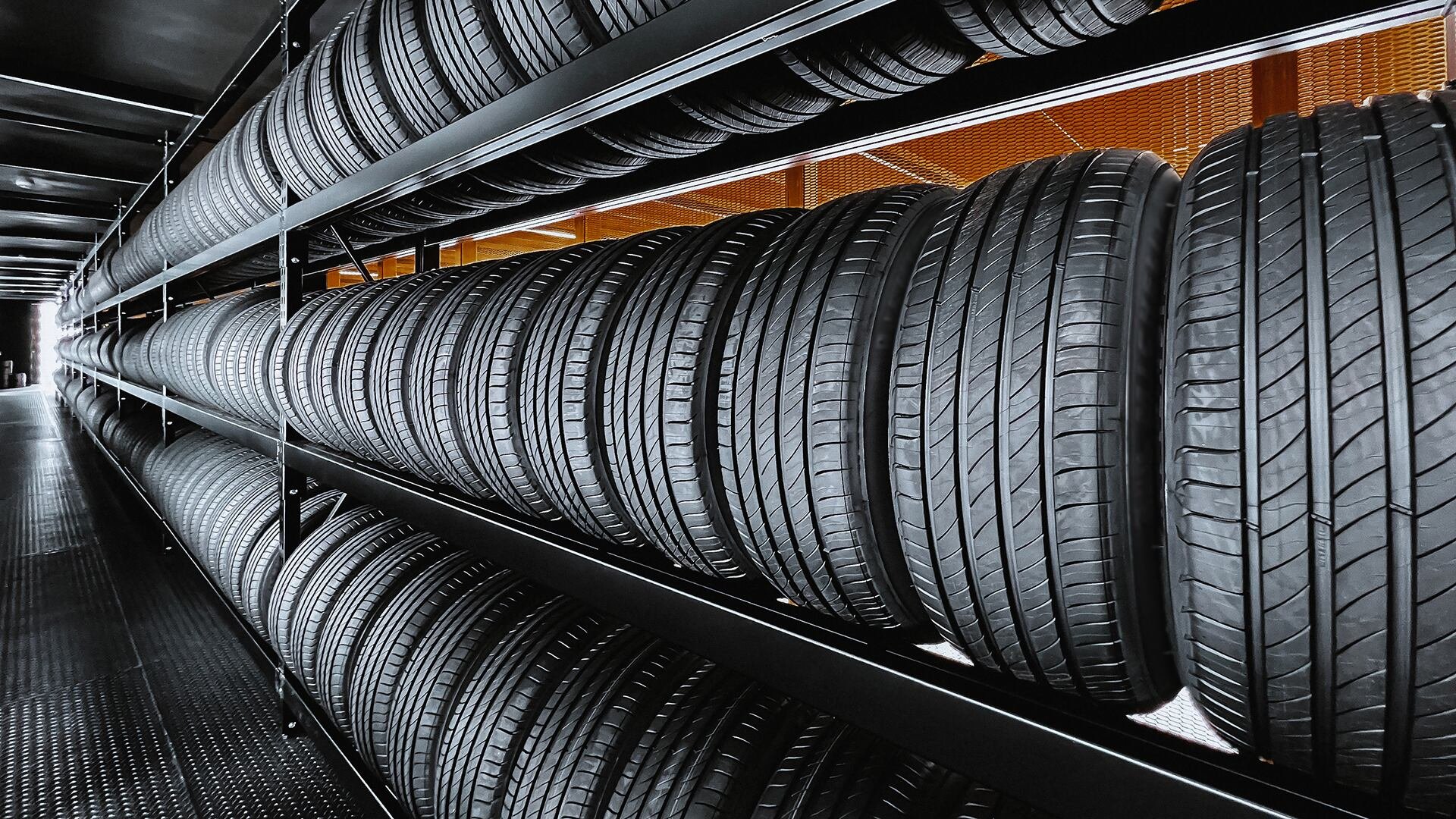 Neumáticos almacenados (Freepik)