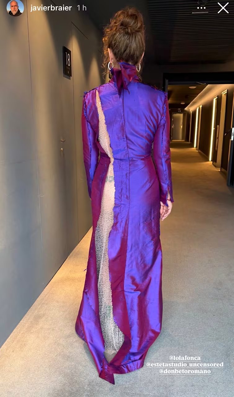 El vestido de Fonzi incluyó transparencias estratégicas que permitieron mostrar su tatuaje 