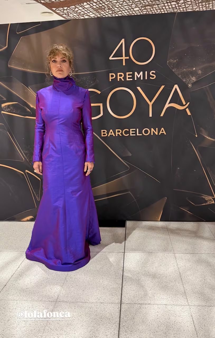 El peinado recogido y el maquillaje con énfasis en la mirada acompañaron el estilo vanguardista de Fonzi 