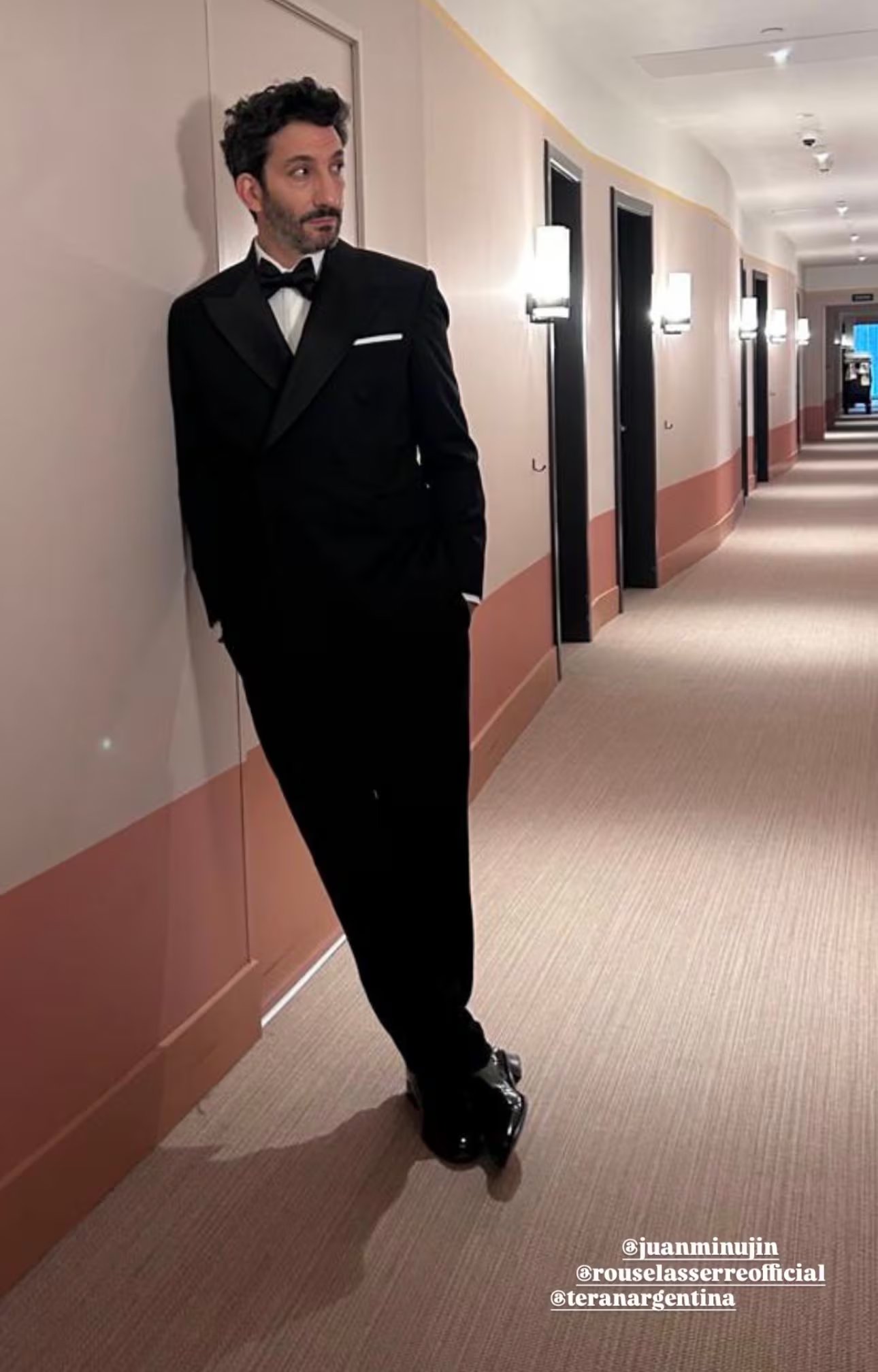 Minujín apostó por un esmoquin cruzado clásico, de confección a medida y detalles de precisión Screenshot