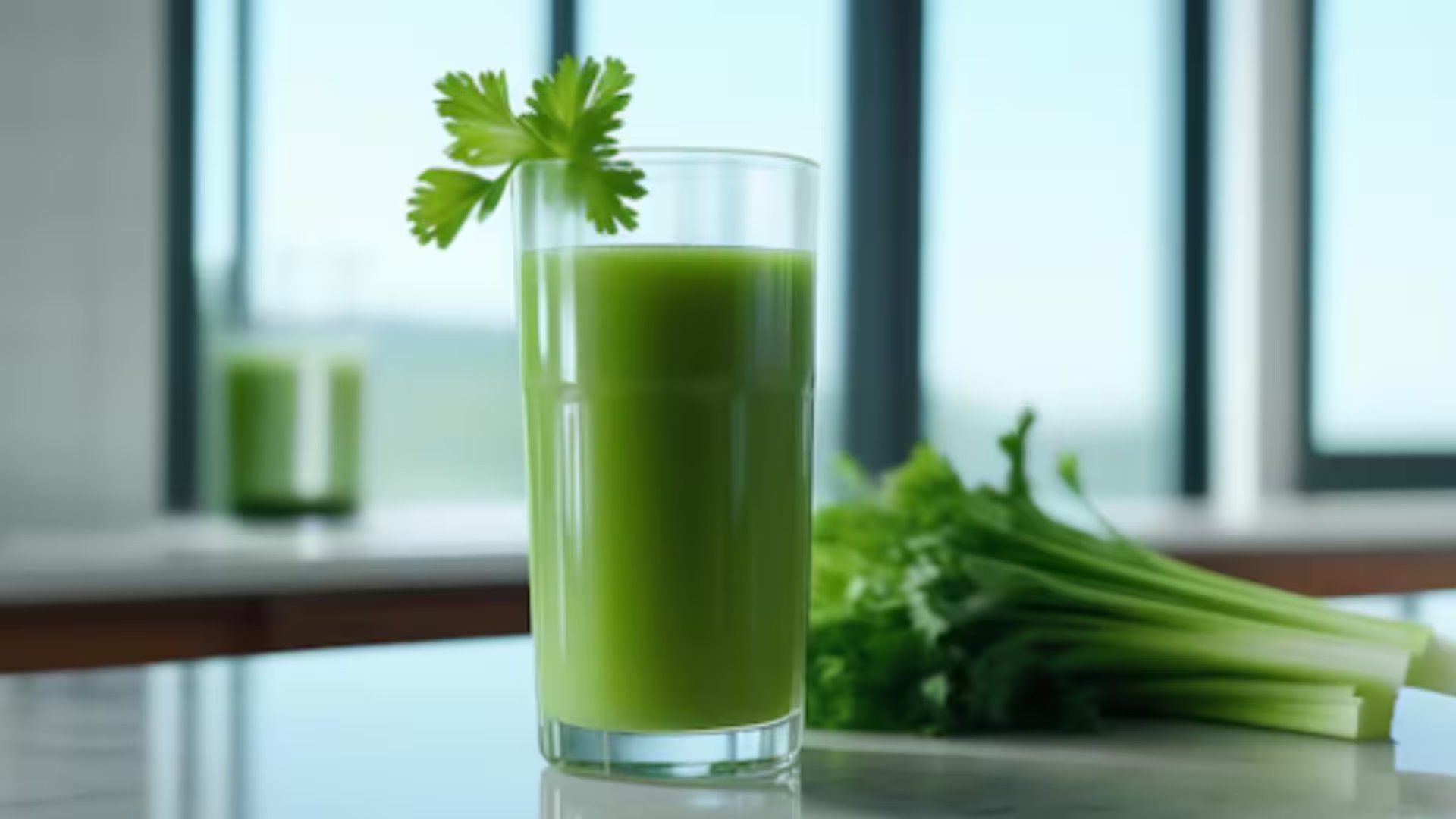 El jugo de naranja con perejil es una opción natural que puede incorporarse a la dieta diaria para mejorar la circulación sanguínea y fortalecer los vasos. (Freepik)