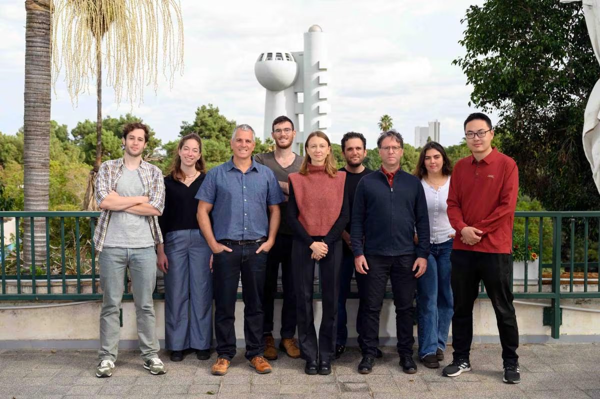 (izq.) Dr. Gidi Yoffe, Zohar Tal, Prof. Yohai Kaspi, Dr. Or Hadas, Dra. Maria Smirnova, Maayan Ziv, Dr. Eli Galanti, Rachel Navon y Wuqiushi Yao (Instituto Weizmann)