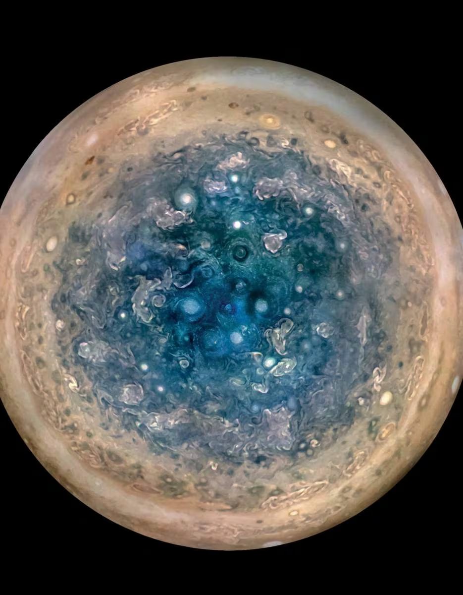 La nave espacial Juno de la NASA capturó esta impresionante vista del Polo Sur de Júpiter, mostrando sus complejas y coloridas tormentas ciclónicas (NASA)