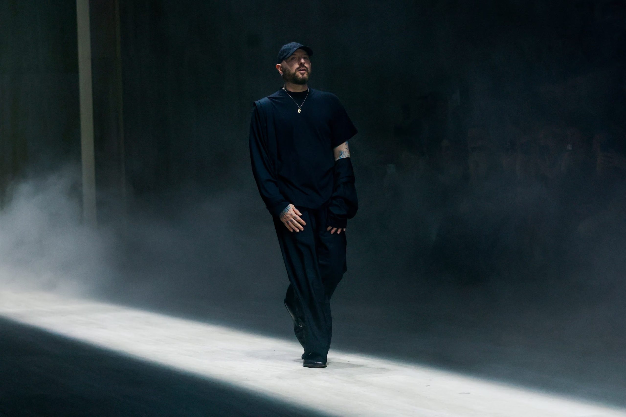 La colección de Gvasalia combinó siluetas ajustadas y trajes fluidos con referencias a la herencia italiana REUTERS/Daniele Mascolo