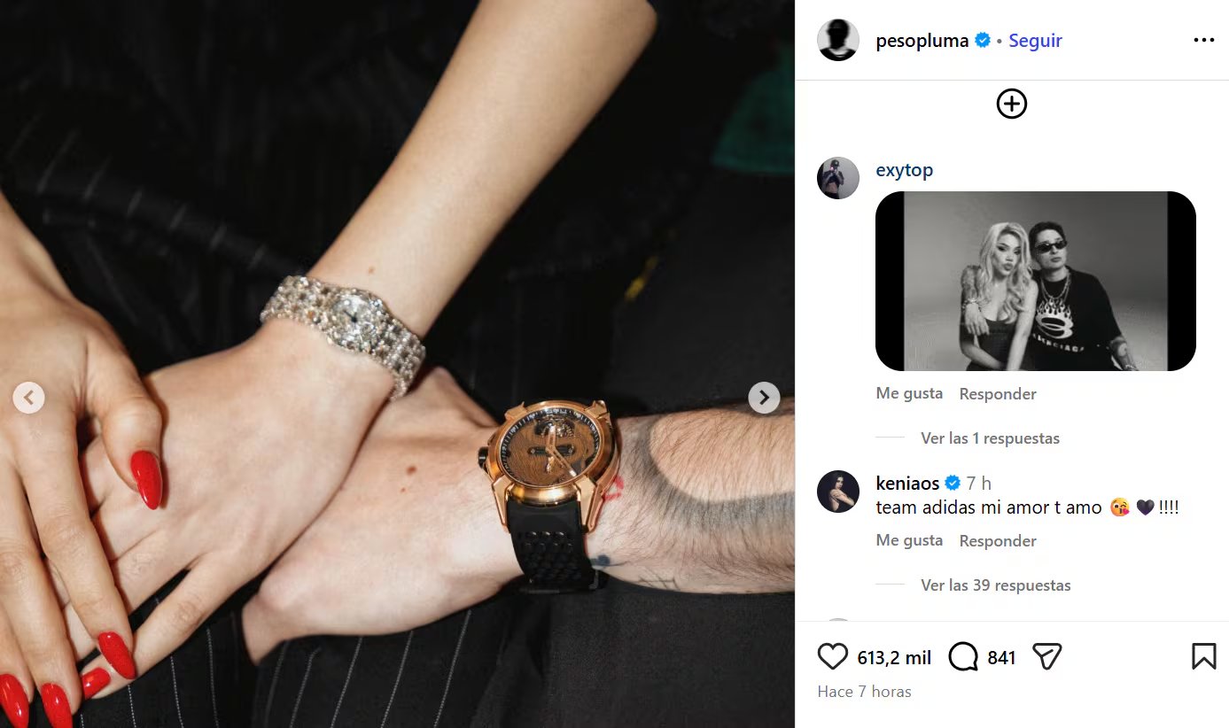 Peso Pluma sorprende a Kenia Os con un lujoso reloj Audemars Piguet, valuado en más de un millón de pesos, como regalo de aniversario.
(Instagram/ @pesopluma)